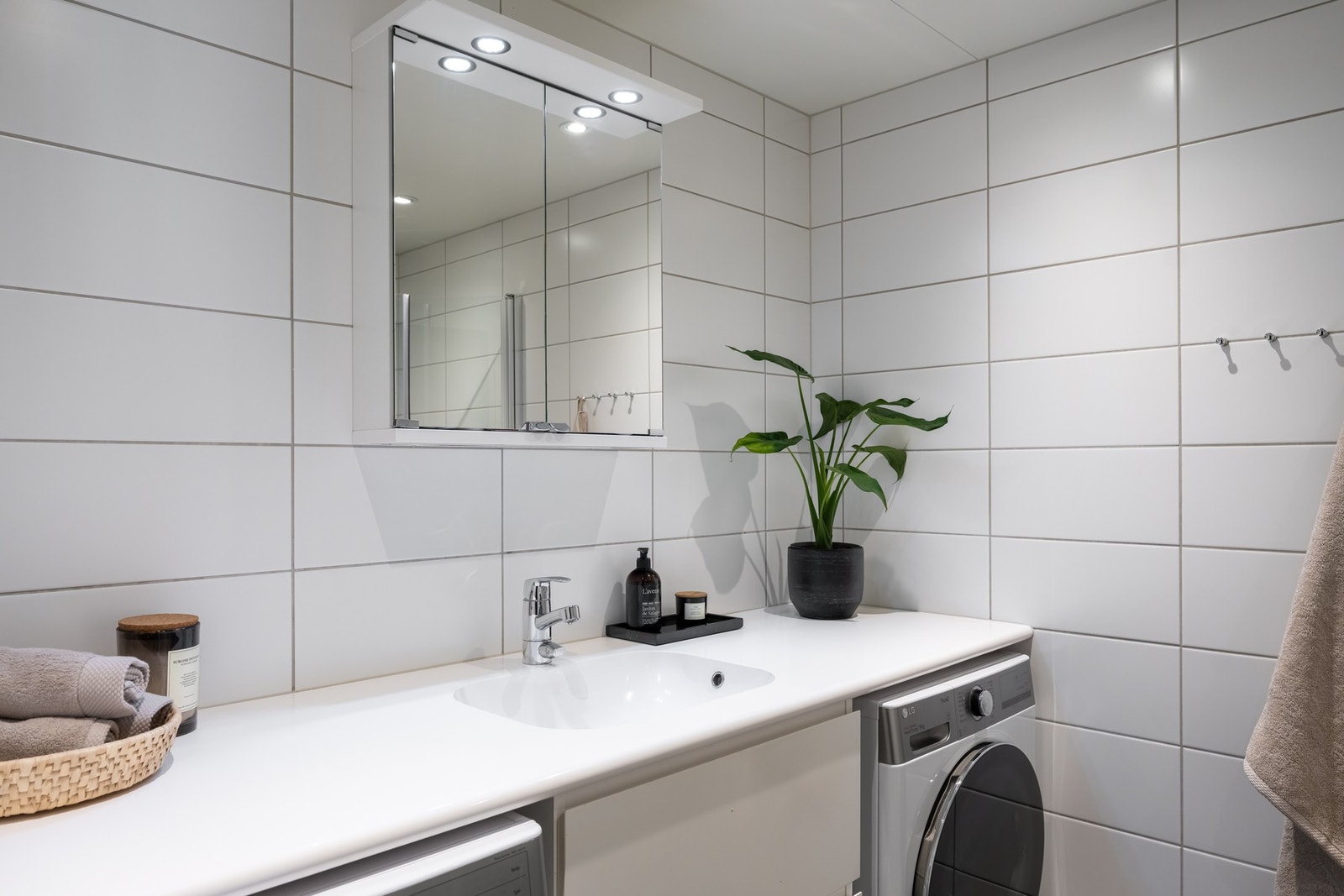Det er opplegg til vaskemaskin og tørketrommel under benk. Galleribilde