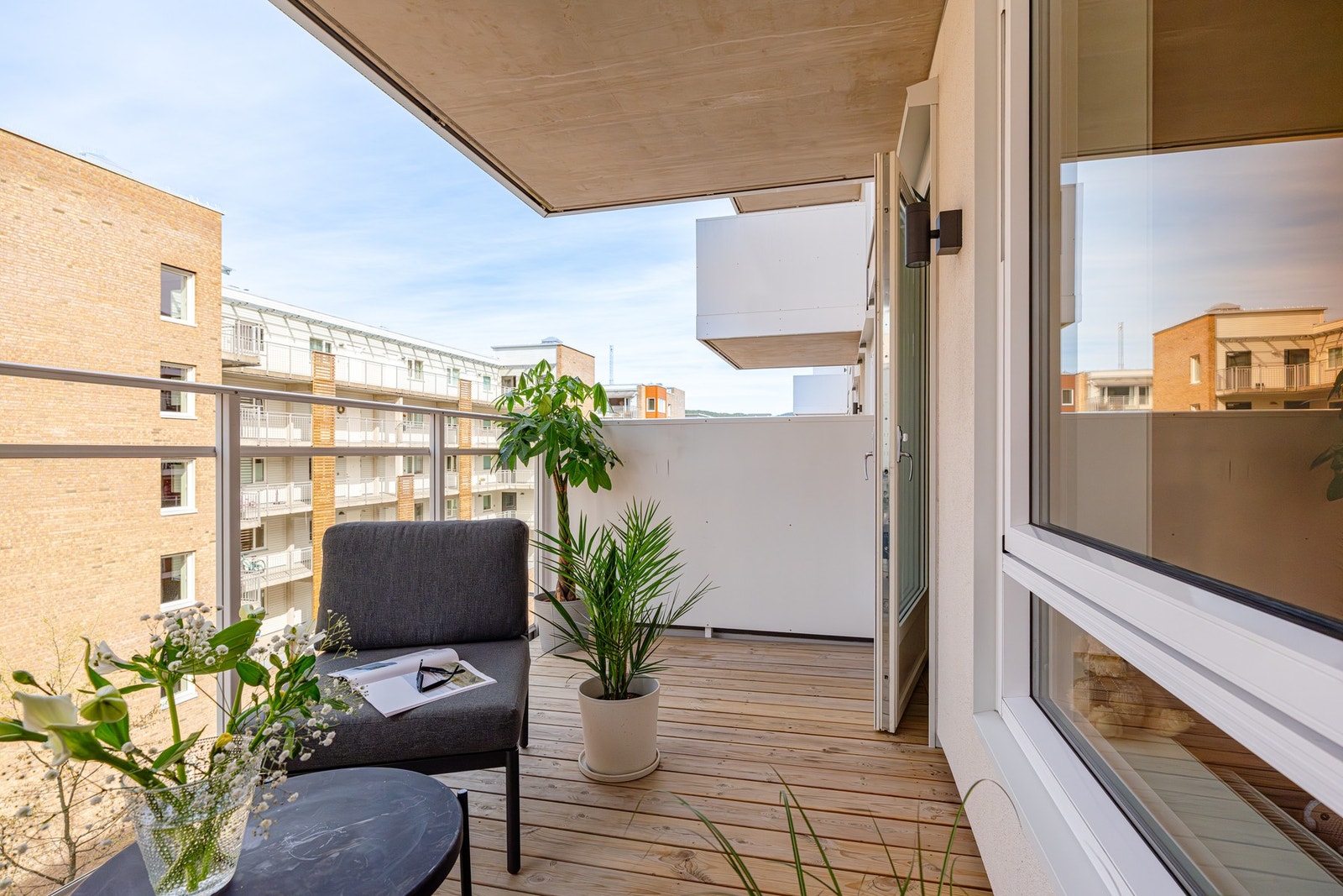 Det er gode solforhold på sommerhalvåret med sol på balkongen på ettermiddagen og kveldstid. Galleribilde