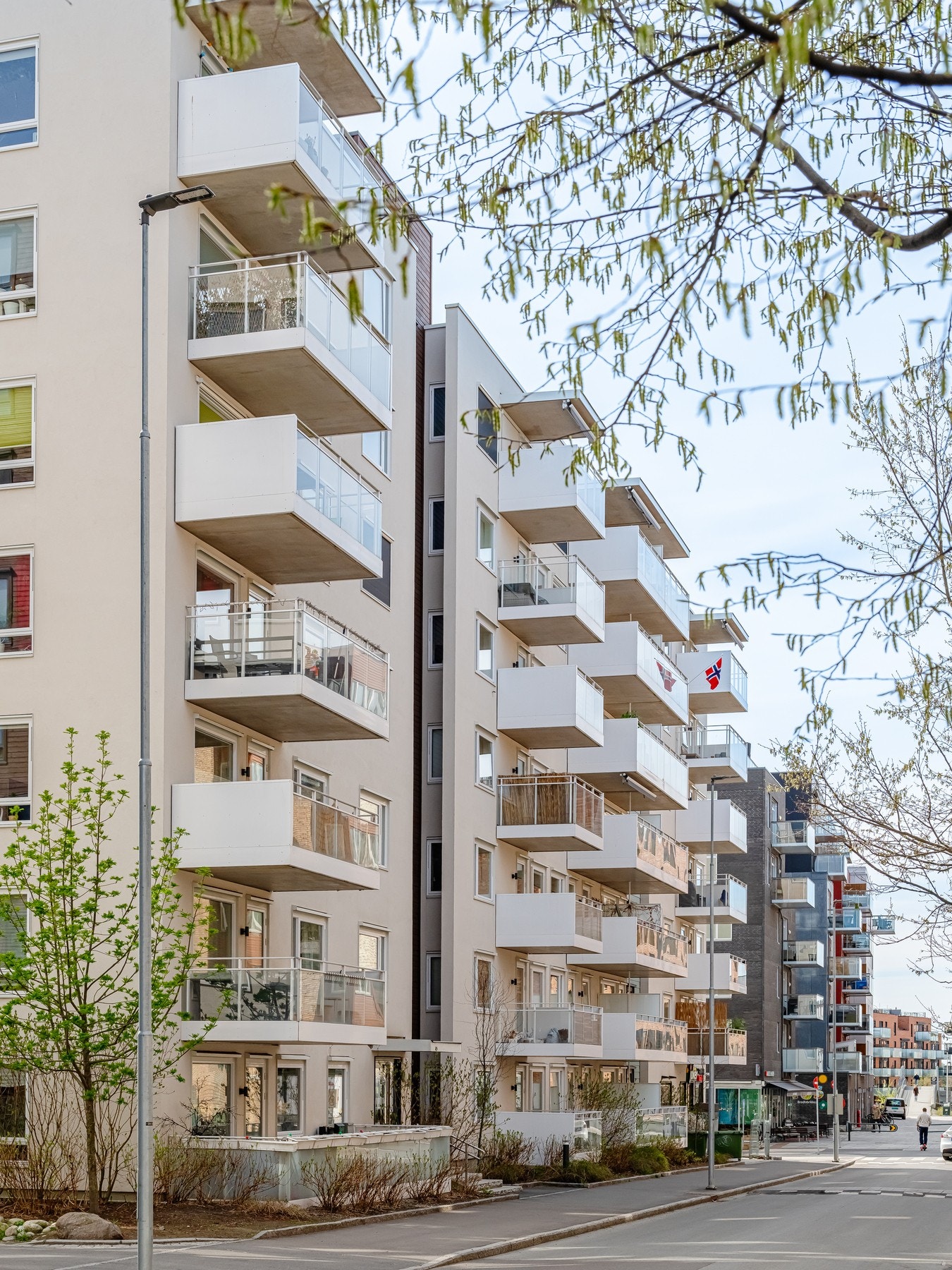 Leiligheten ligger i oppgangens 5. etasje med heisadkomst fra felles oppgang samt garasjeanlegg. Galleribilde