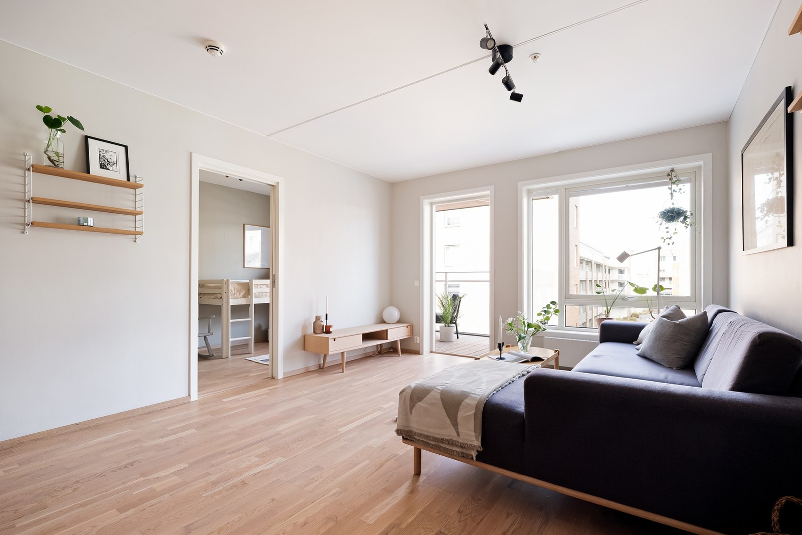 Rommet har en fin planløsning med naturlig plassering for sofa med tilhørende møblement. Galleribilde