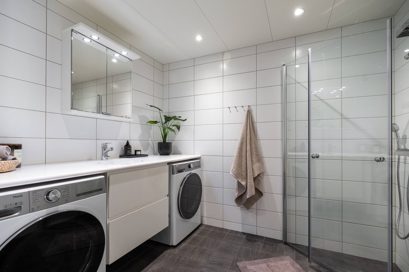 Baderommet er romslig og pent med vannbåren gulvvarme samt downlights i himling. Galleribilde