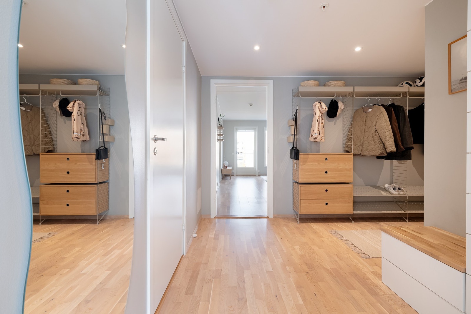 I entreen er det stilig String-innredning med skuffer og mye plass til oppheng. Galleribilde