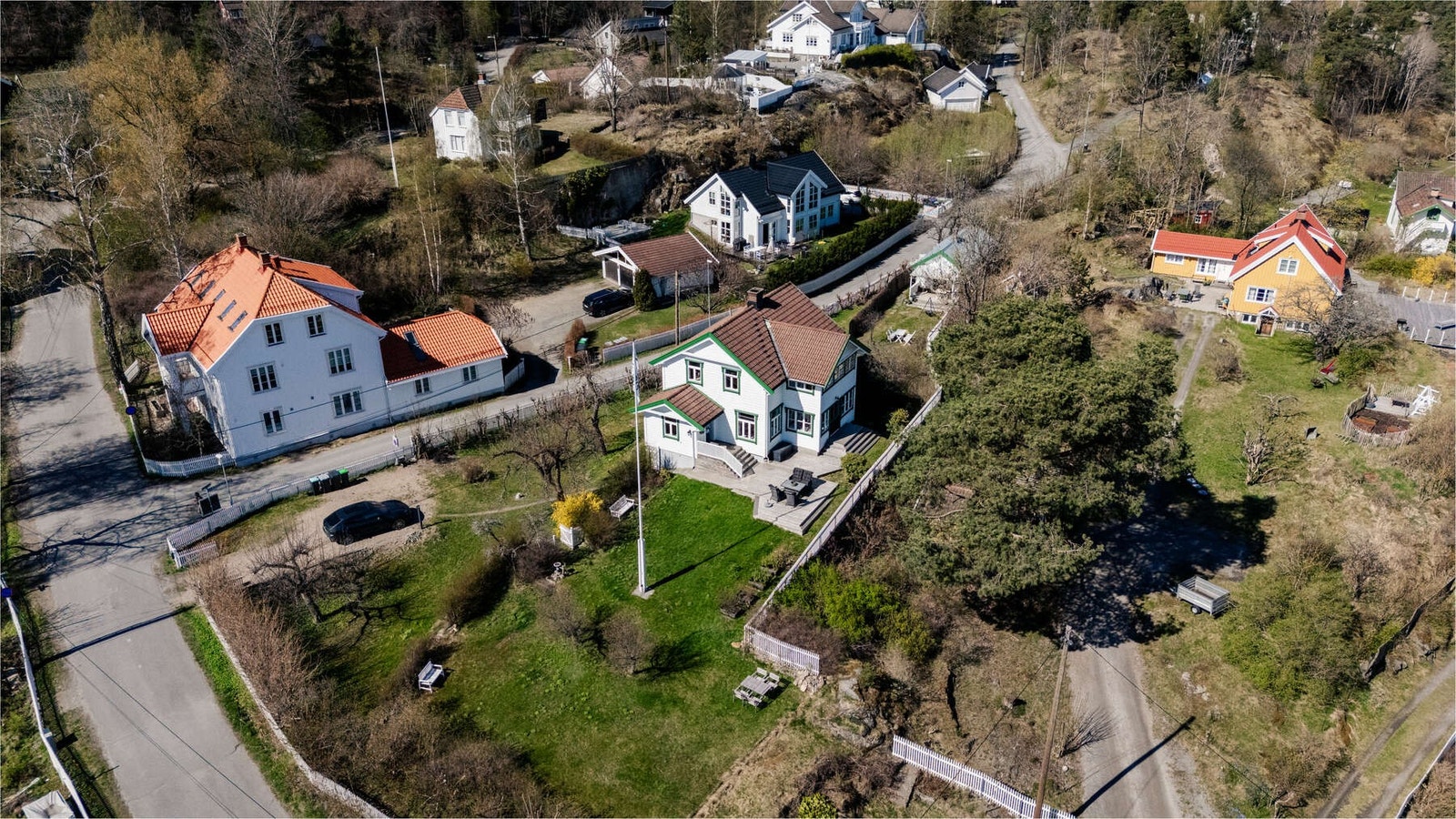 Området fremstår som en ekte sørlandsidyll med sine ærverdige hus, stille gater og nærhet til sjøen, og er særdeles populært blant barnefamilier. Galleribilde