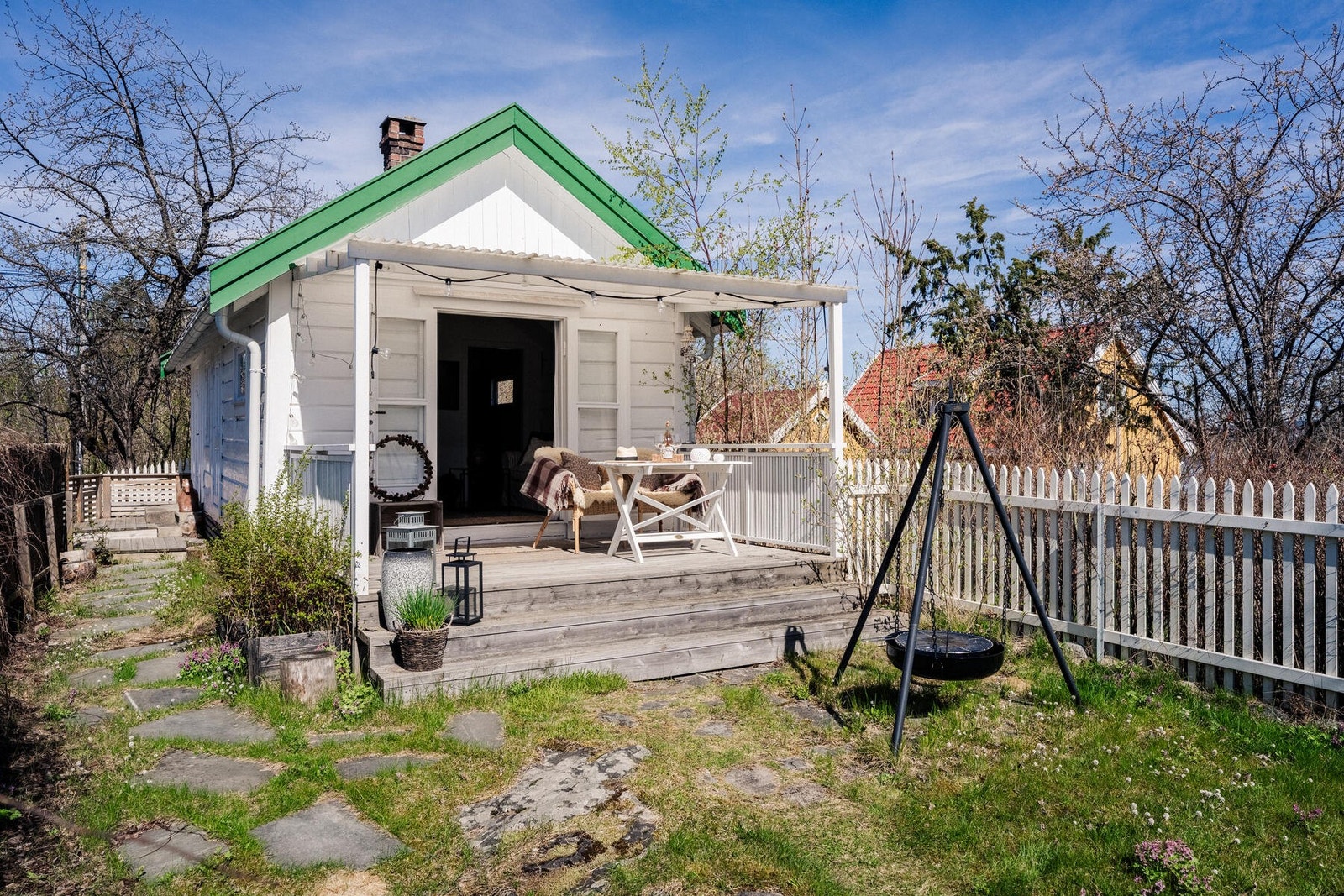 Sjarmerende anneks med egen stue, to soverom og overbygd terrasse. Galleribilde