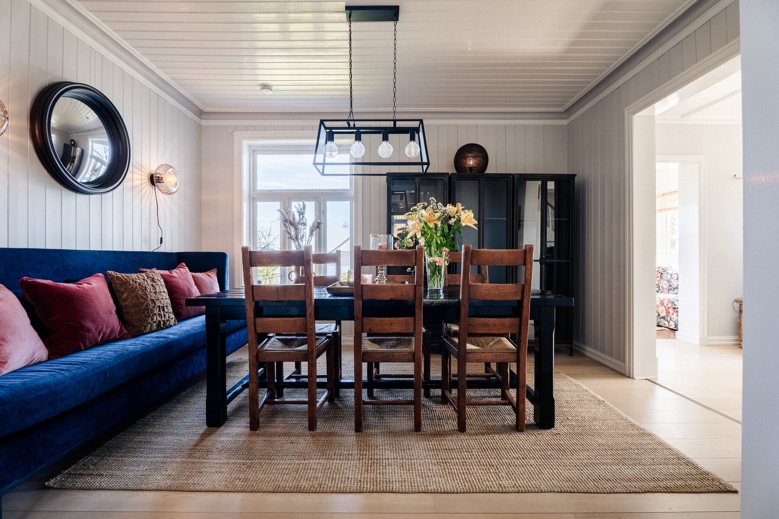 Spisestuen er et eget rom med hvitmalt panel, parkett og god takhøyde, og rommer romslig spiseplass for familien. Galleribilde