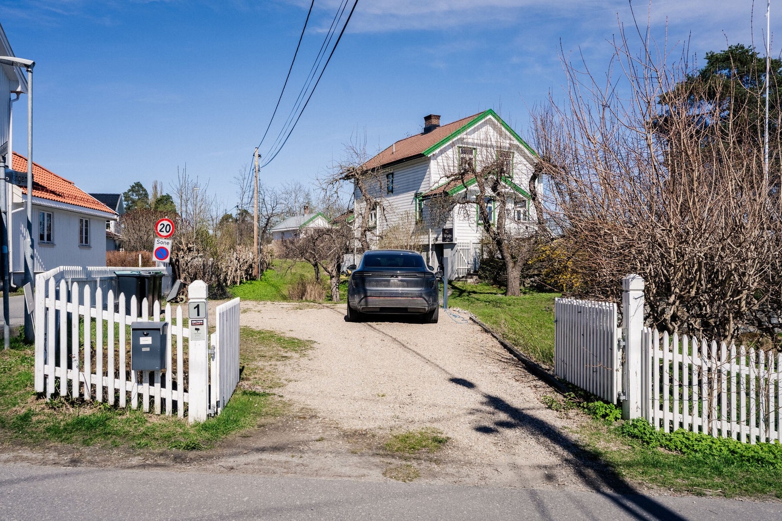 Godt med biloppstillingsplasser på egen eiendom. Det er montert ladeboks. Galleribilde