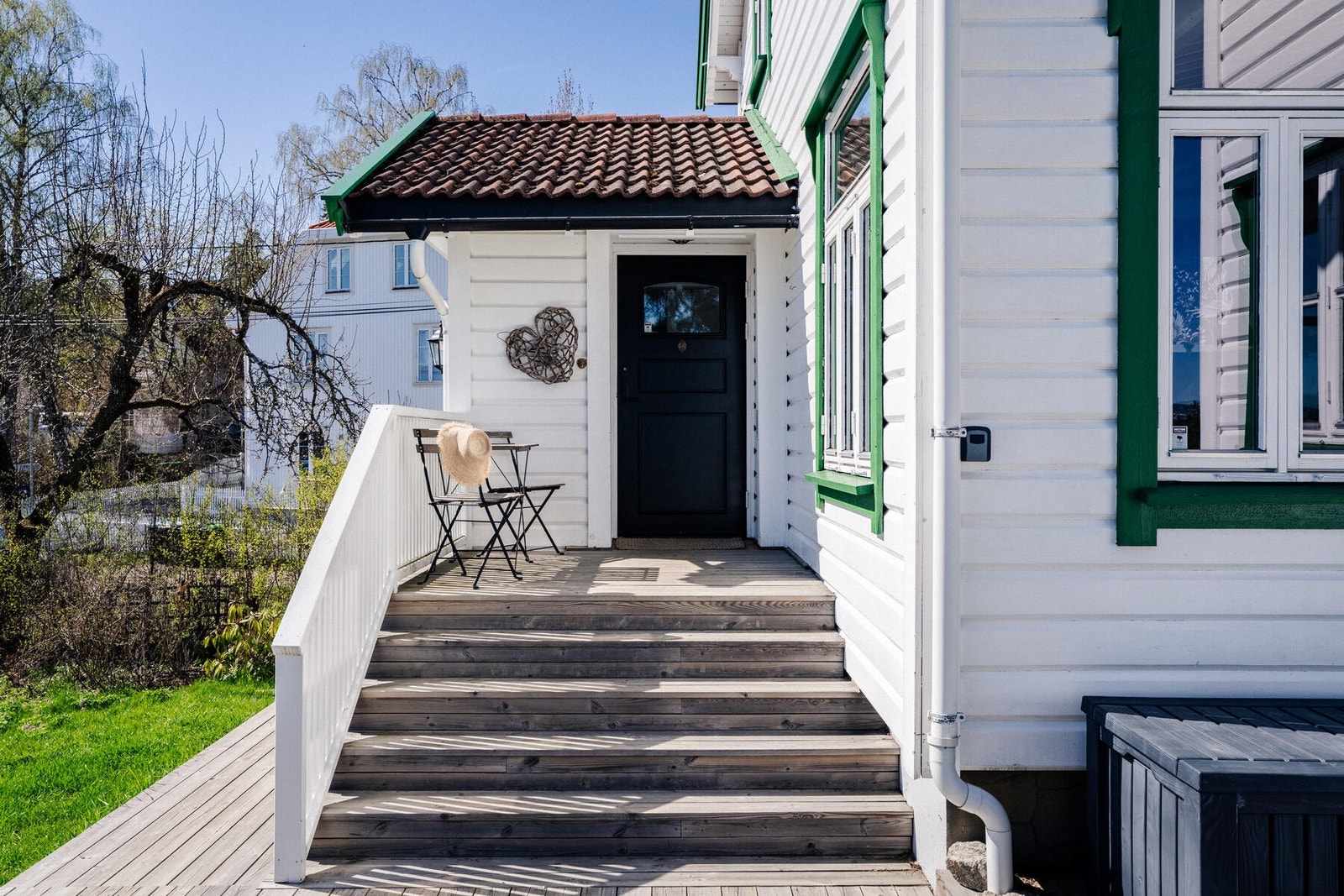 Dette er en enebolig helt utenom det vanlige, med fri fjordutsikt, flotte solforhold og en sjønær beliggenhet som er vanskelig å finne maken til. Galleribilde