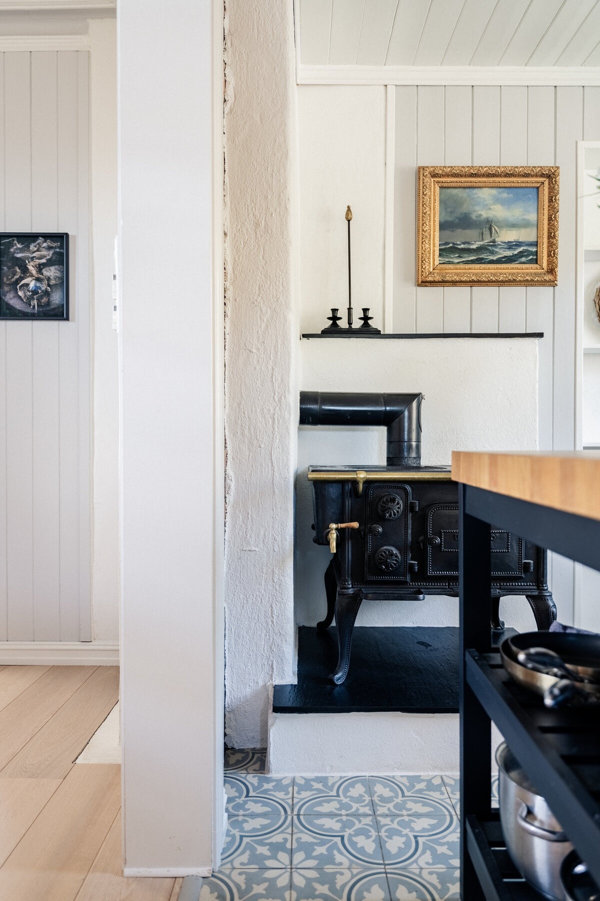 Den vedfyrte støpejernskomfyren fra husets tid er bevart. Galleribilde