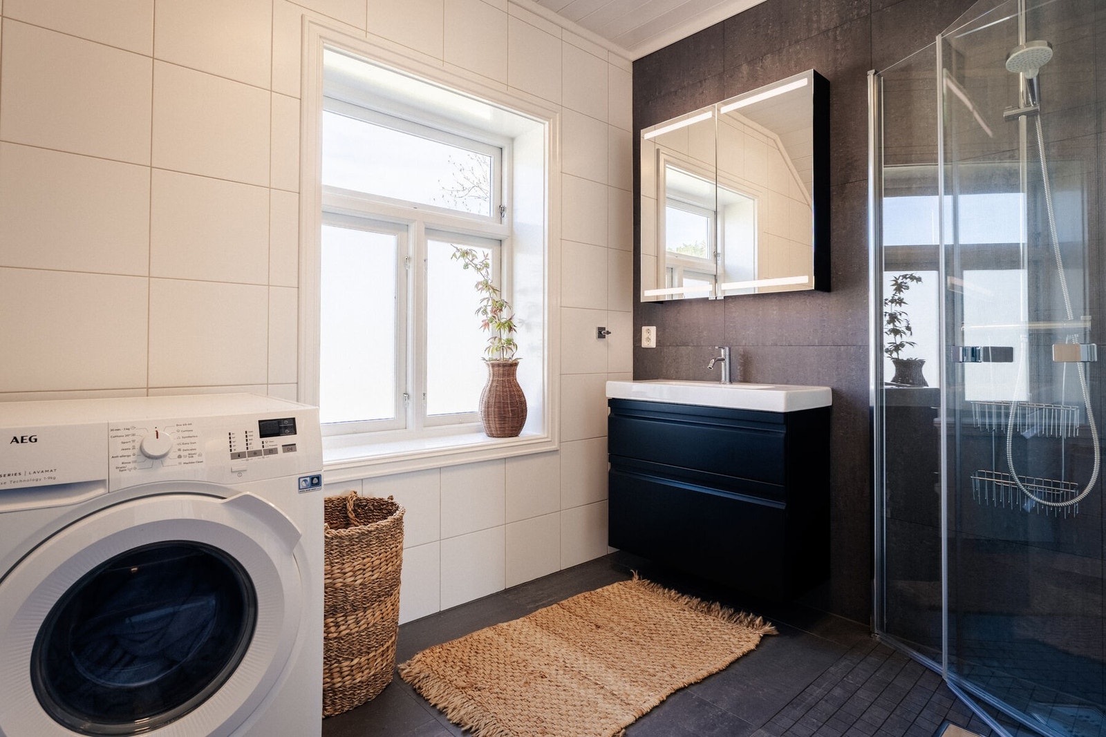 Badet er fra 2020 og holder god standard med mørke fliser. Galleribilde
