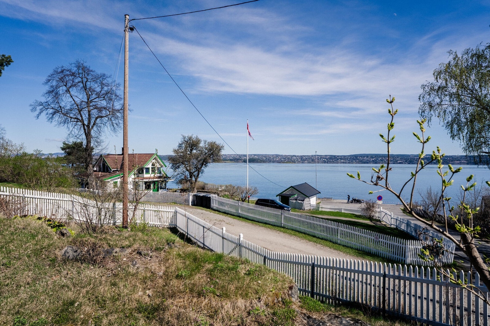 Hellvik brygge og badestrand er rett utenfor hageporten. Galleribilde