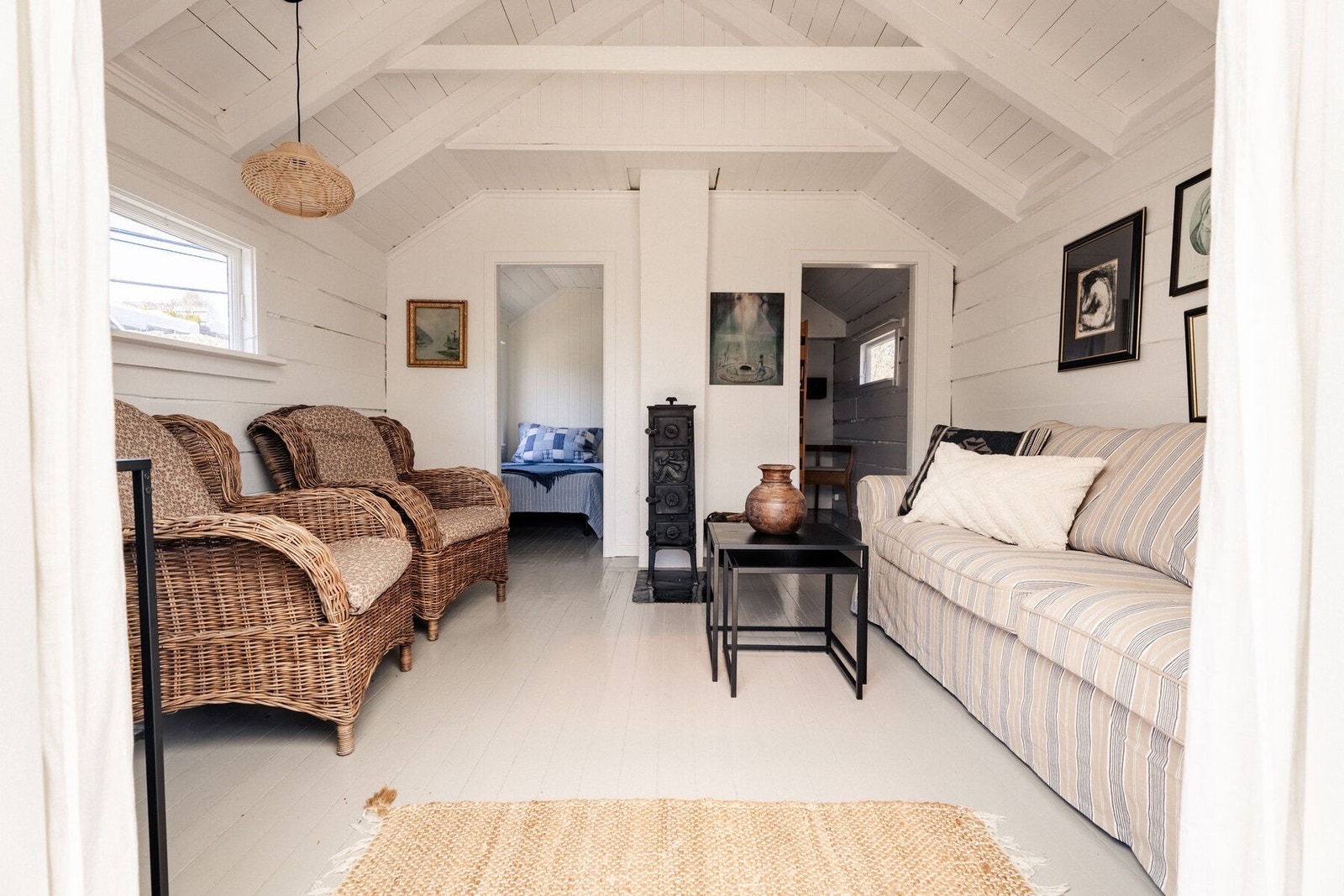 Innredet med en stemning som minner mer om en velholdt hytte enn et uthus. Galleribilde