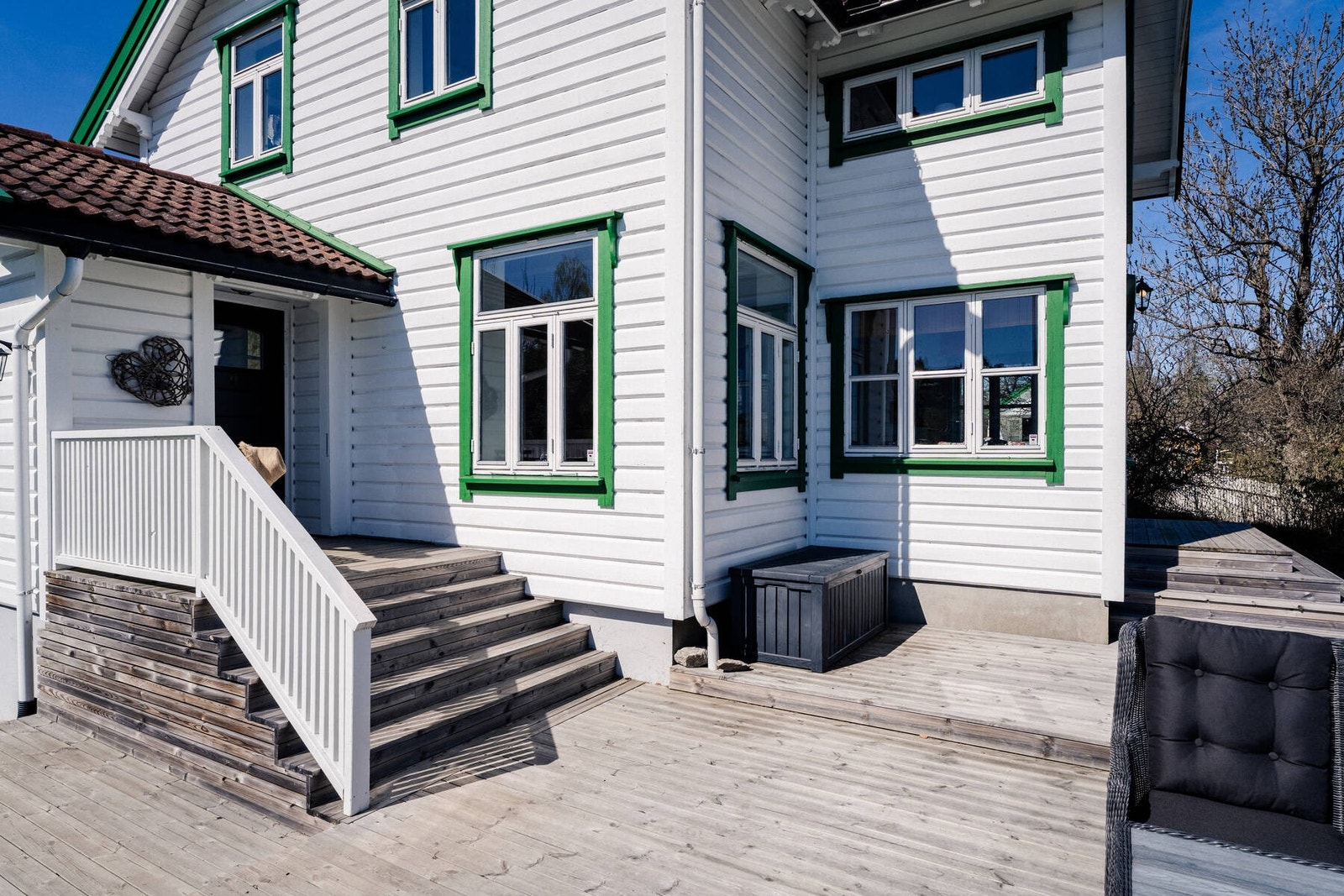 Tomta er på 1608 m² plenareal med frukttrær. Galleribilde