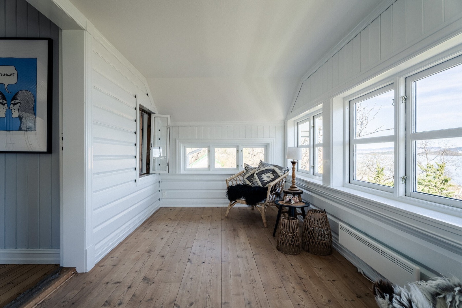 Solgangen er et rom mange vil tilbringe mye tid i: en langstrakt, solrikt rom med originale brede tregulvbord, hvitmalt panel og panoramautsikt mot Oslofjorden. Galleribilde