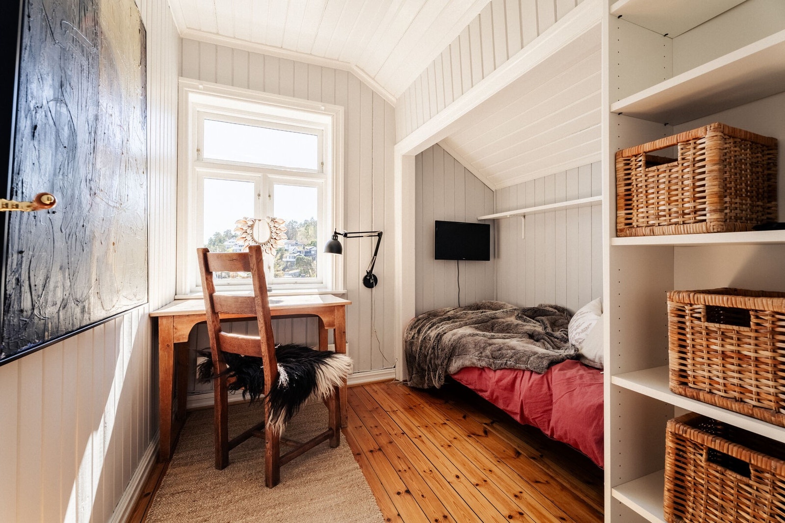 Et tredje, mindre soverom er løst innredet som kabinett med innebygget sengeplass. Galleribilde
