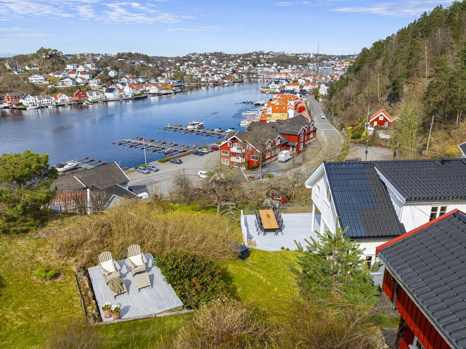 Nordvestvendt beliggenhet langs sydøstre del av byfjorden i skjæringen mellom inneseilingen til Nidelva og indre byfjord. Her har man fritt utsyn til båttrafikken som går rundt Hisøy sommerstid. Galleribilde