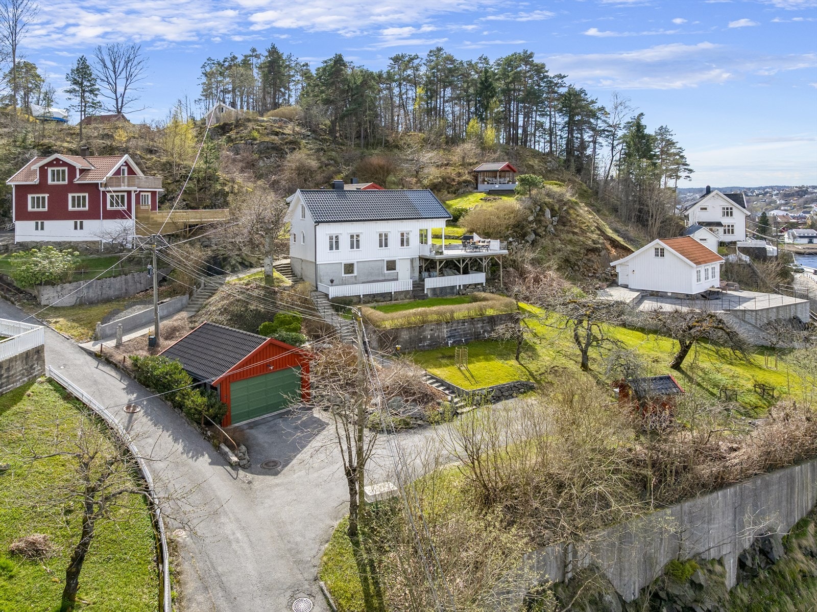 Boligen ligger høyt, fritt og luftig til på pent opparbeidet tomt med solrike utsiktsterrasser på flere nivåer og meget gode solforhold, godt skjermet mot innsyn og vestvendt med sen kveldssol. Galleribilde