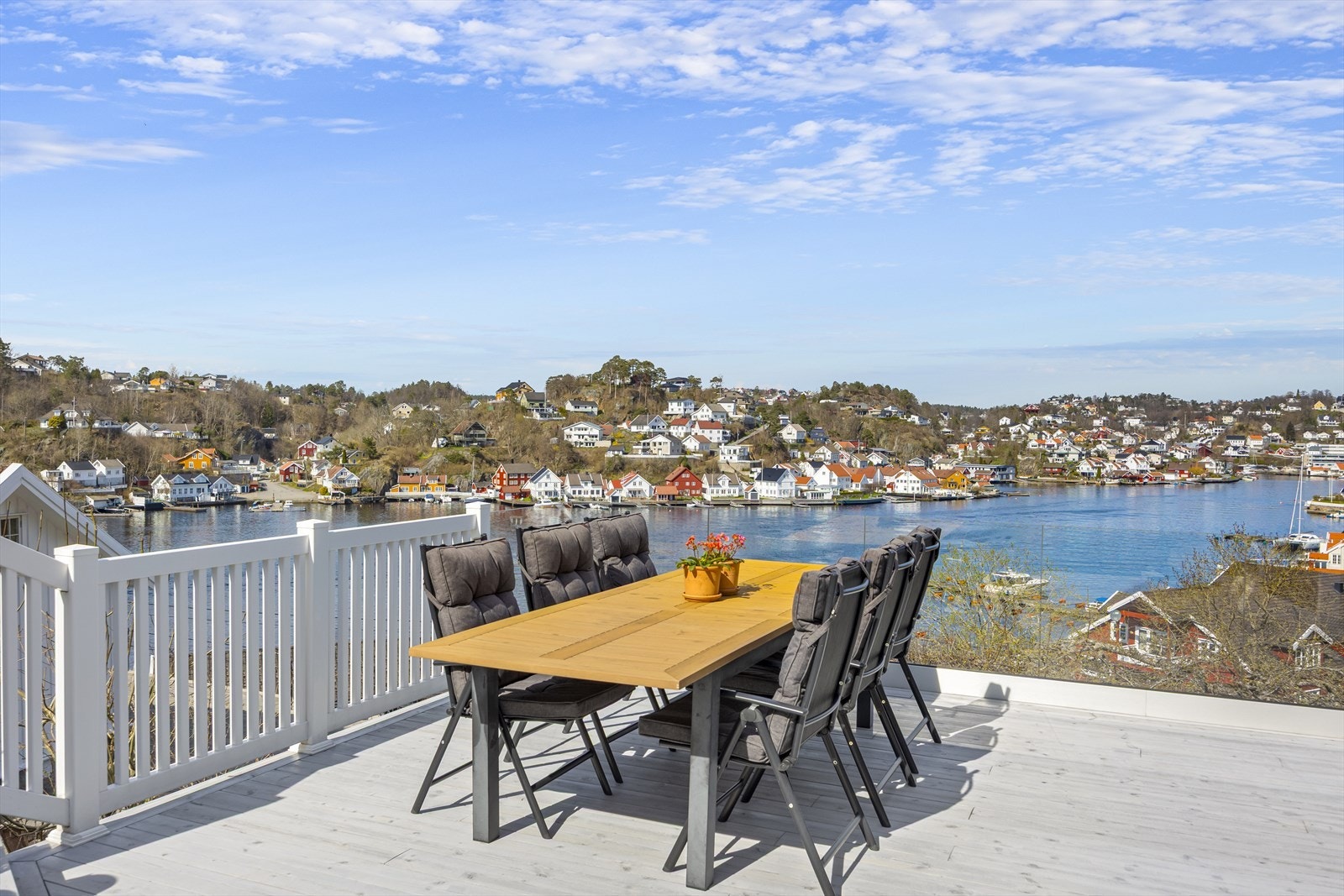 Terrasse med optimale sol- og utsiktforhold. Galleribilde