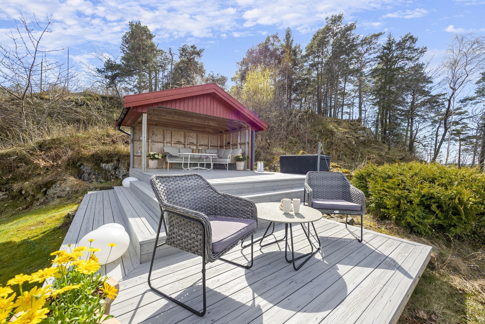 Det er også terrasse med utestue på tomtens øvre nivå hvor man får ytterligere vidstrakt utsikt til områdene rundt, samt ekstra solterrasse. Galleribilde