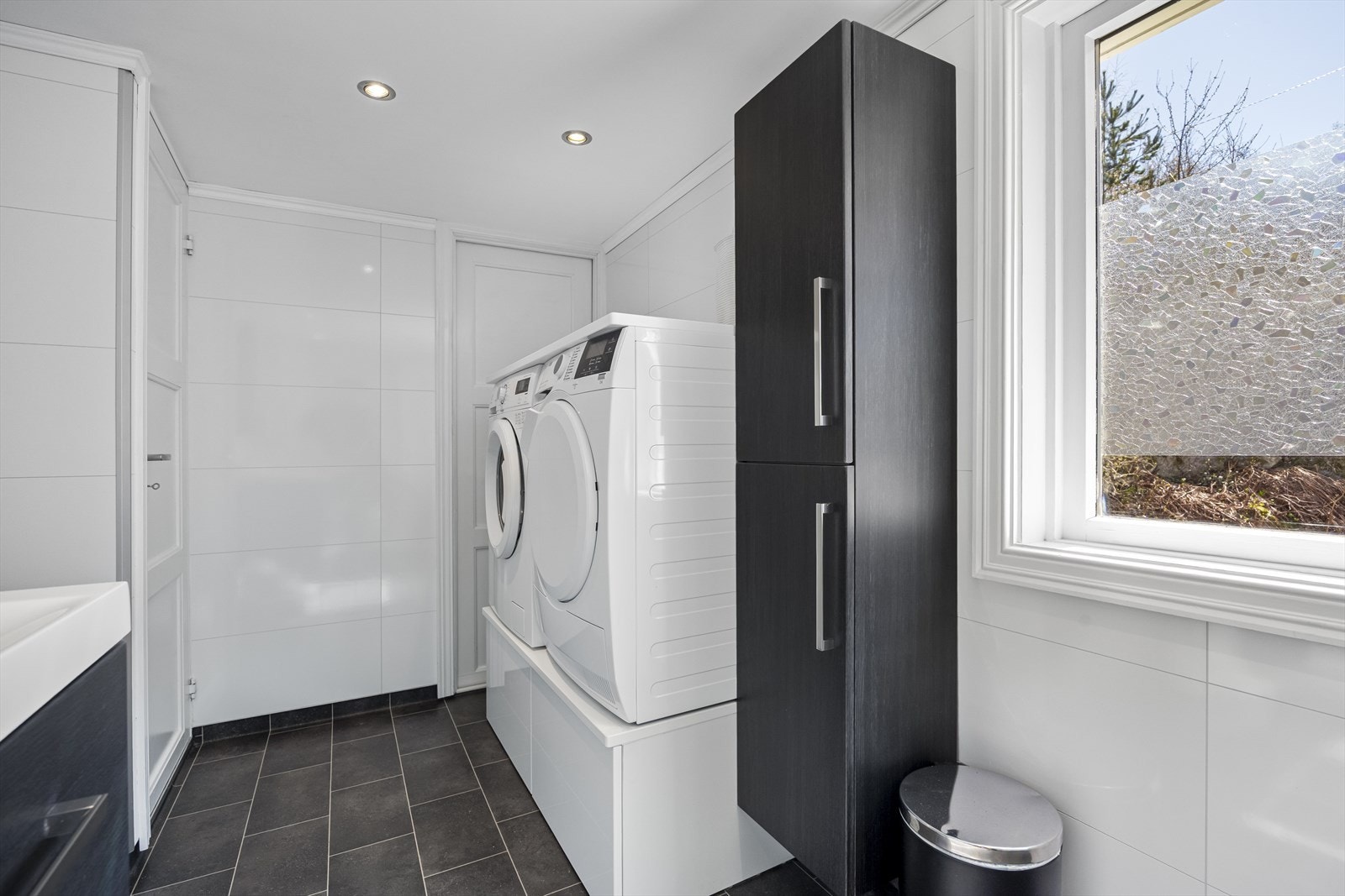 Hovedbad med opplegg for vaskemaskin. Galleribilde