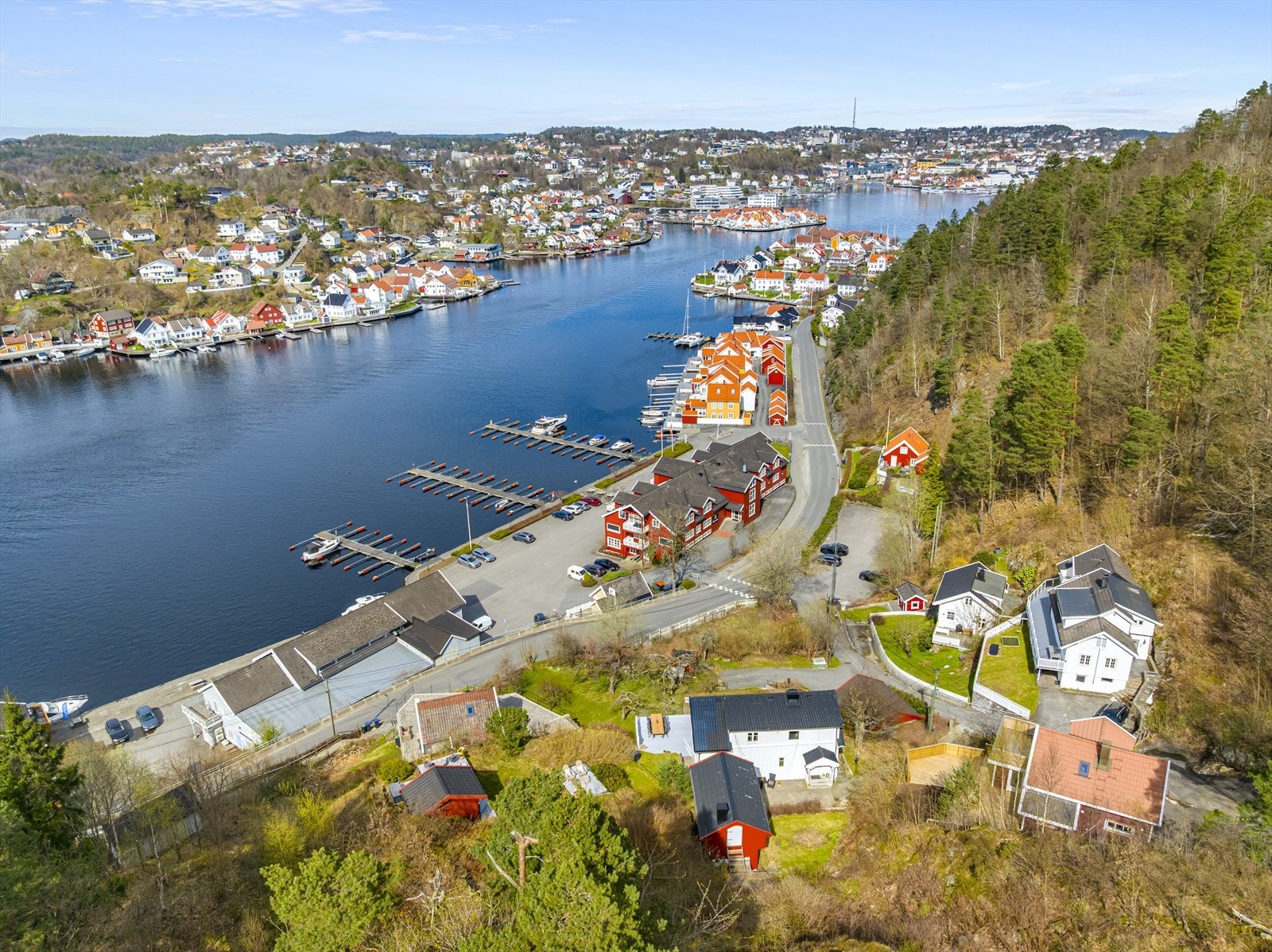 Tomten består av 2 parseller på hhv 998 m2 (bolighuset) og 1013 m2 (garasje, hage og parkering). I tillegg har man 1/4 andel av fellestomt estimert til 114 m2. Galleribilde