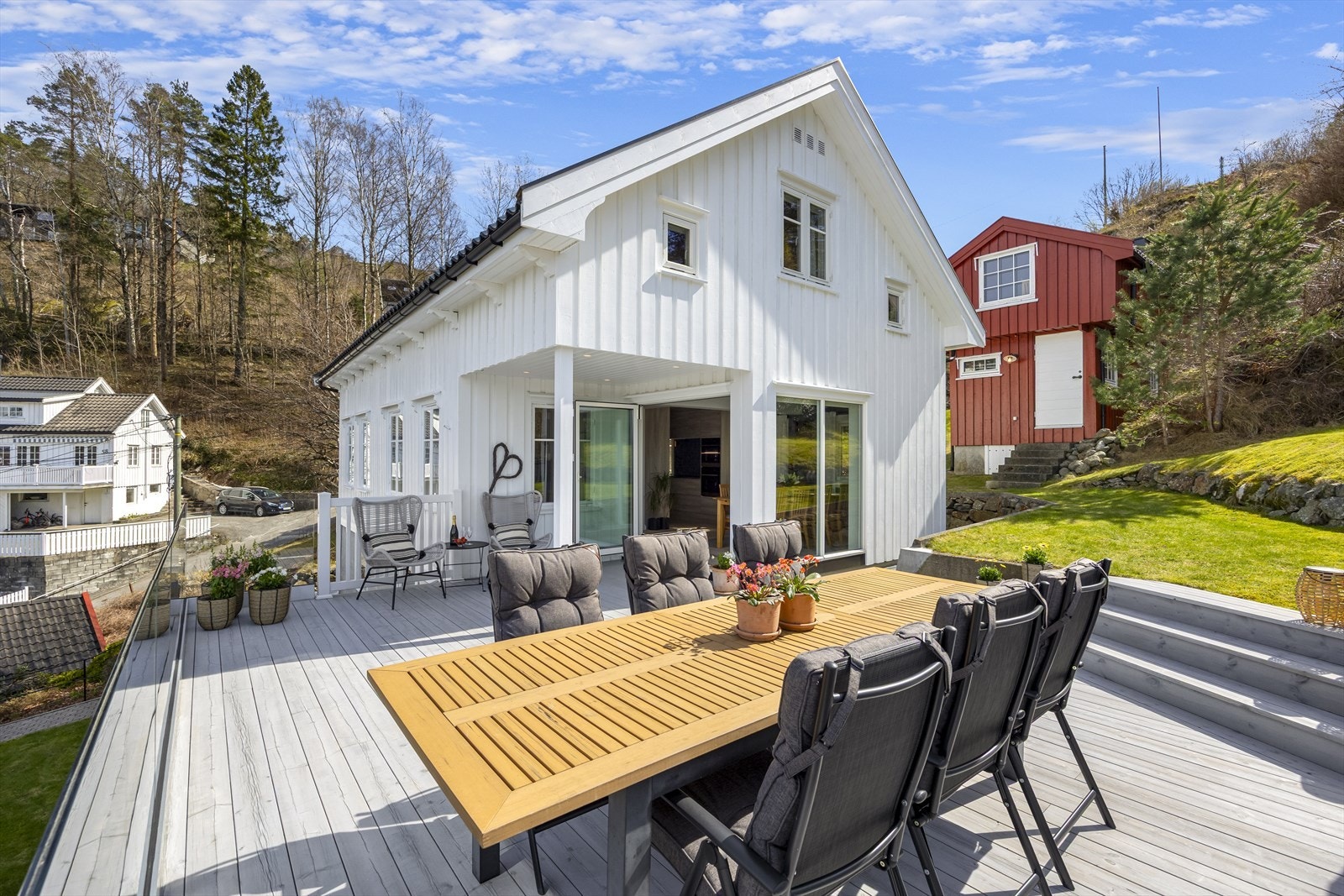 Boligen ligger høyt, fritt og luftig til på pent opparbeidet tomt med solrike utsiktsterrasser på flere nivåer og meget gode solforhold, godt skjermet mot innsyn og vestvendt med sen kveldssol. Galleribilde