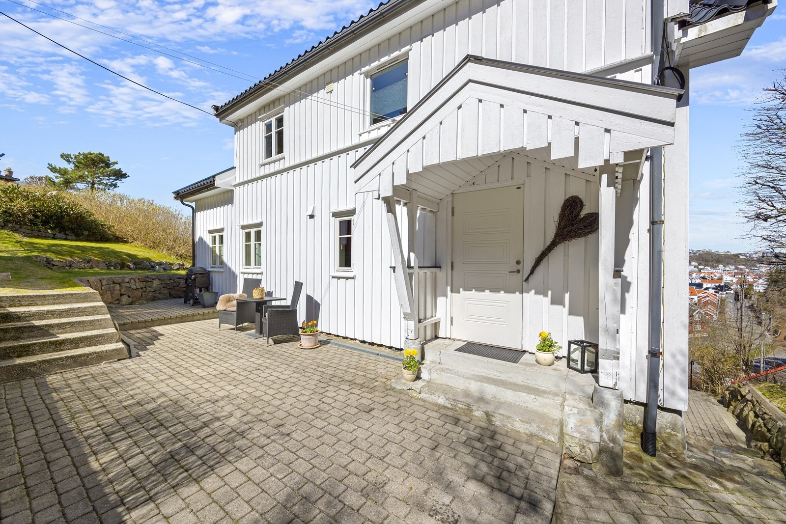 Ved inngangsparti er det hellelagt tun med morgensol. Forøvrig noe naturtomt. Galleribilde