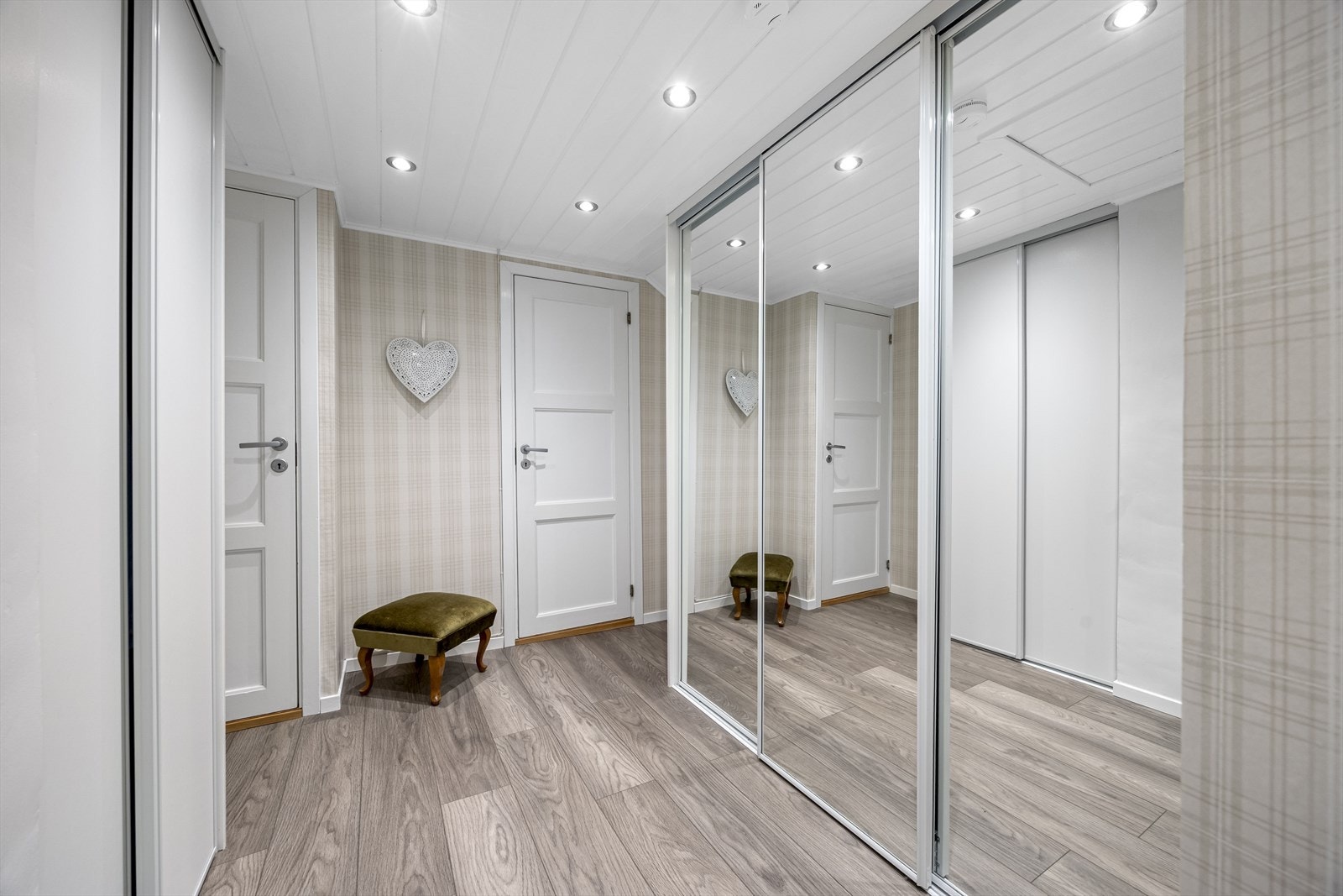 Loftsetasjen har gang med garderobe, 3 soverom hvorav 2 har garderobeløsninger samt hovedbad med vaskerom. Overflater har i hovedsak nyere laminatgulv, malte plater eller panelte tak. Galleribilde
