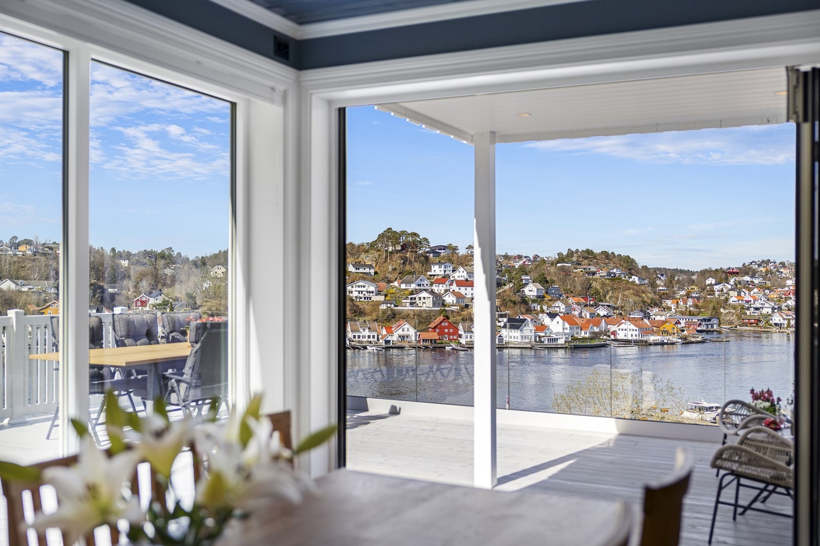 Spisestue og terrasse med panoramautsikt. Galleribilde