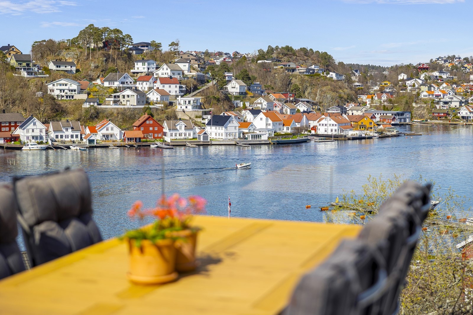Stor terrasse med glassrekke og panoramautsikt over Guldsmenga, Hansnes og Terneholmen samt fjorden i retning Arendal og Tyholmen med innseilingen til Nidelva med sitt yrende båtliv. Galleribilde