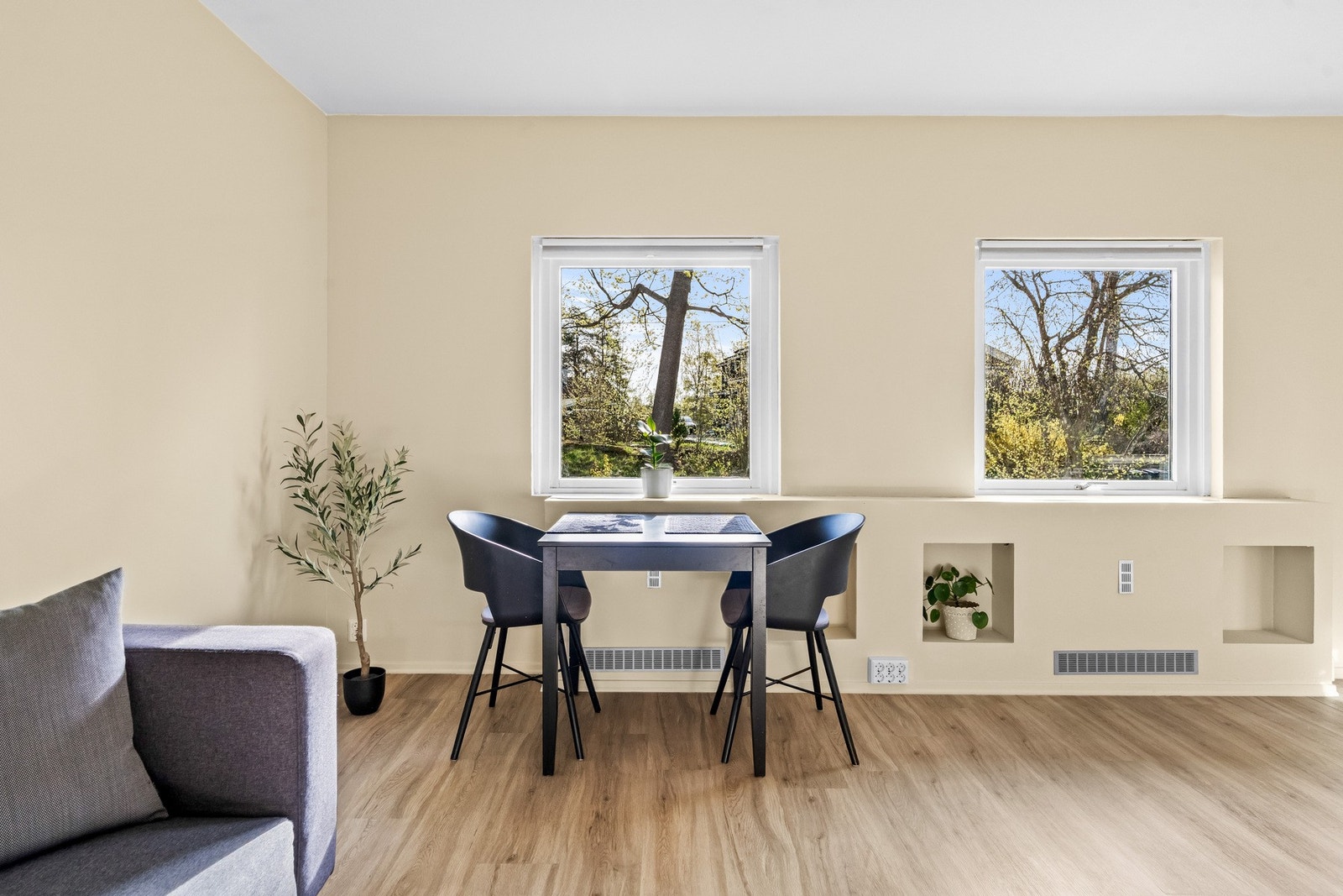 Naturlig spiseplass i tilknytning til kjøkken/stue. Galleribilde