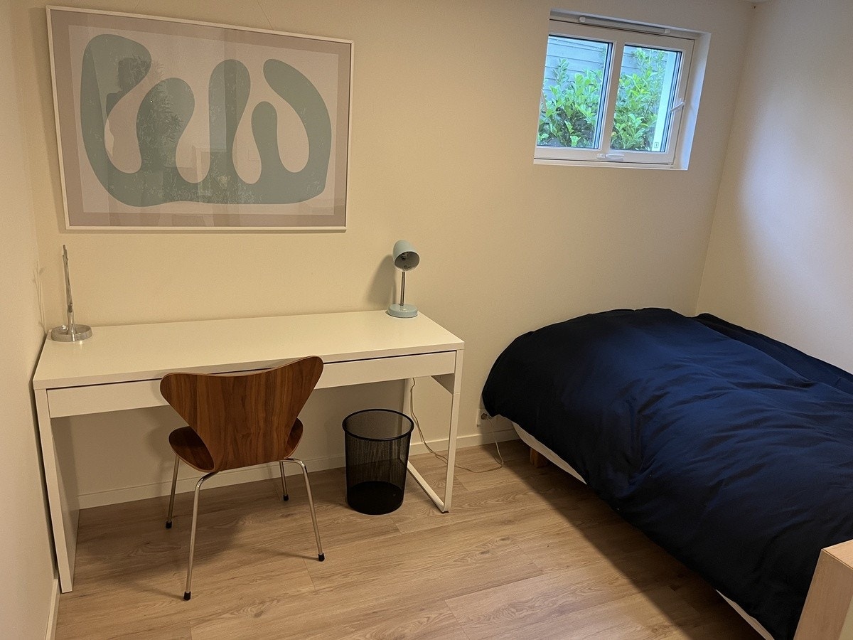 Soverom med arbeidsbord Galleribilde