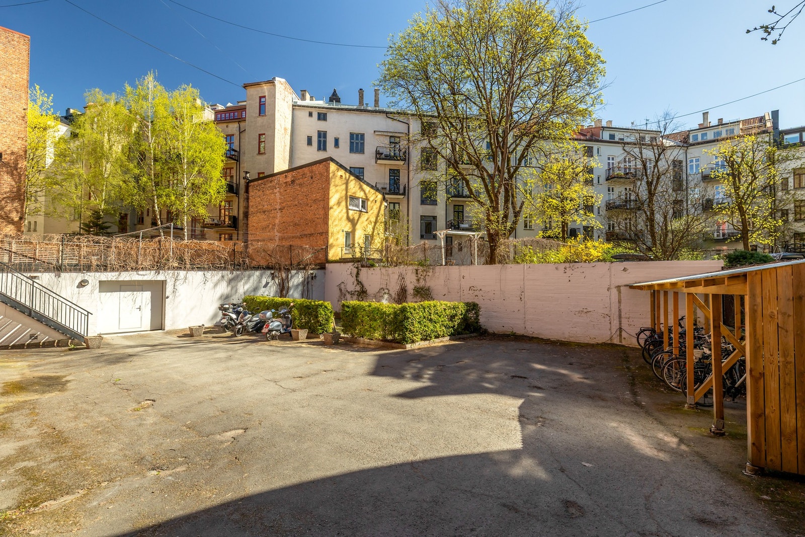 Beboerne i aksjeselskapet har tilgang til en skjermet bakgård Galleribilde