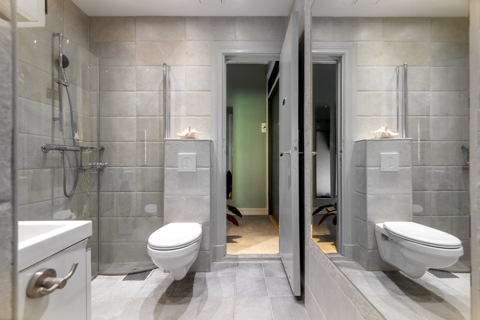 Badet ble pusset opp i 2013 og fremstår funksjonelt med flislagte overflater og behagelige gulvvarme Galleribilde
