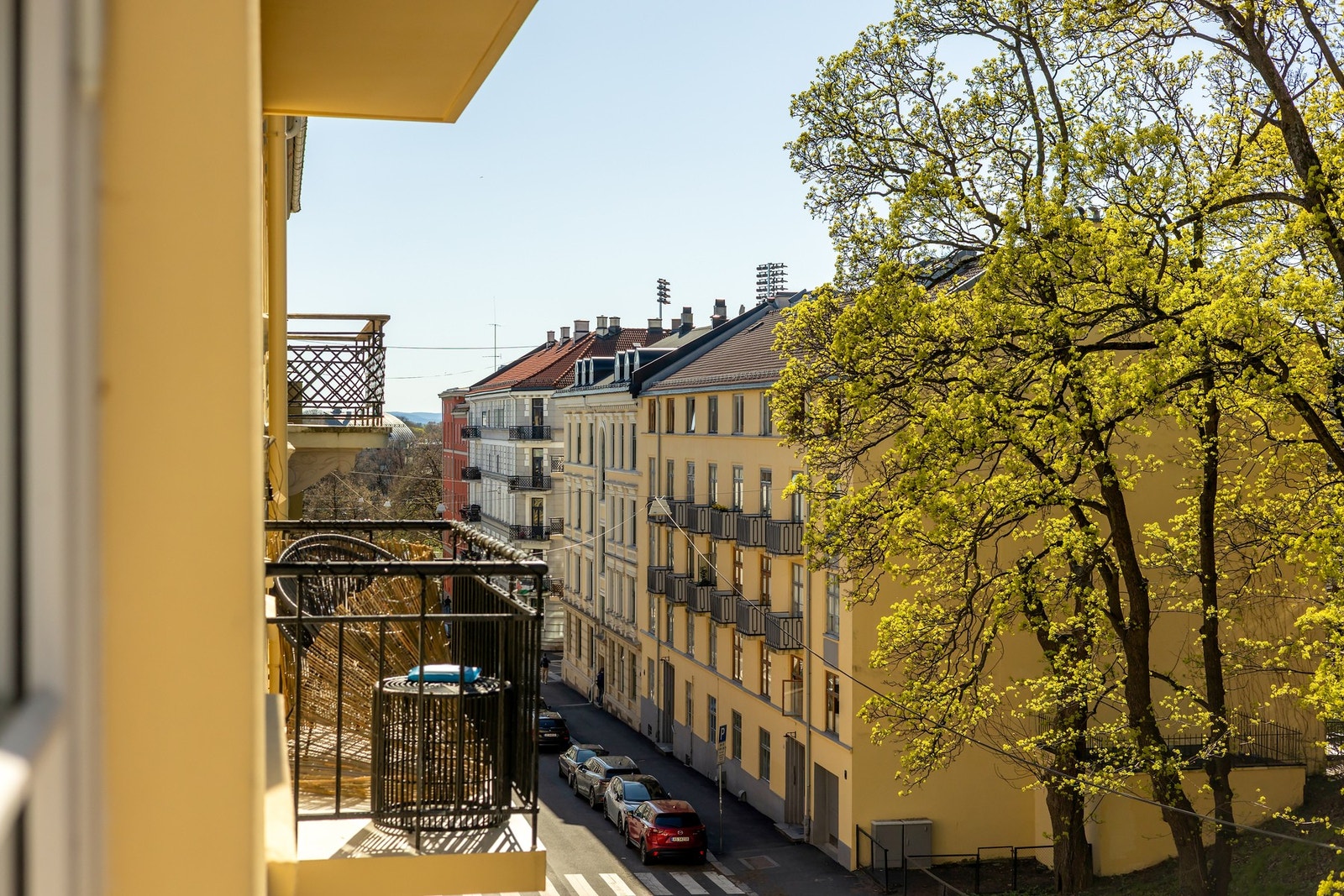 Attraktiv og sentral beliggenhet med kort vei til alt av servicetilbud, parker, kollektivtransport og hyggelige kaféer, samtidig som boligen ligger skjermet til i en rolig gate Galleribilde