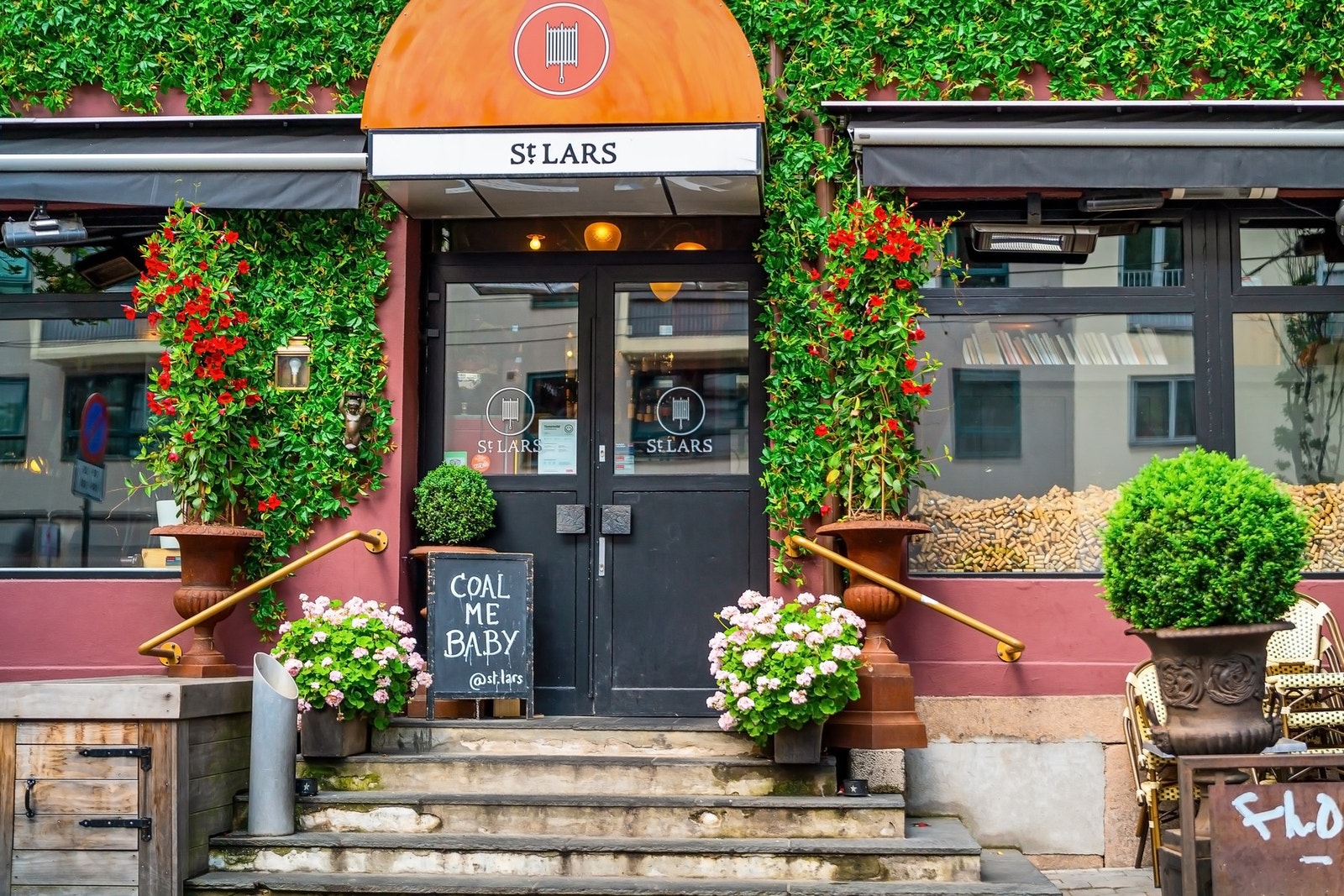 Av spisesteder kan blant annet Smalhans, Kolonialen, St.Lars, Café Laundromat og Pascal nevnes. Galleribilde