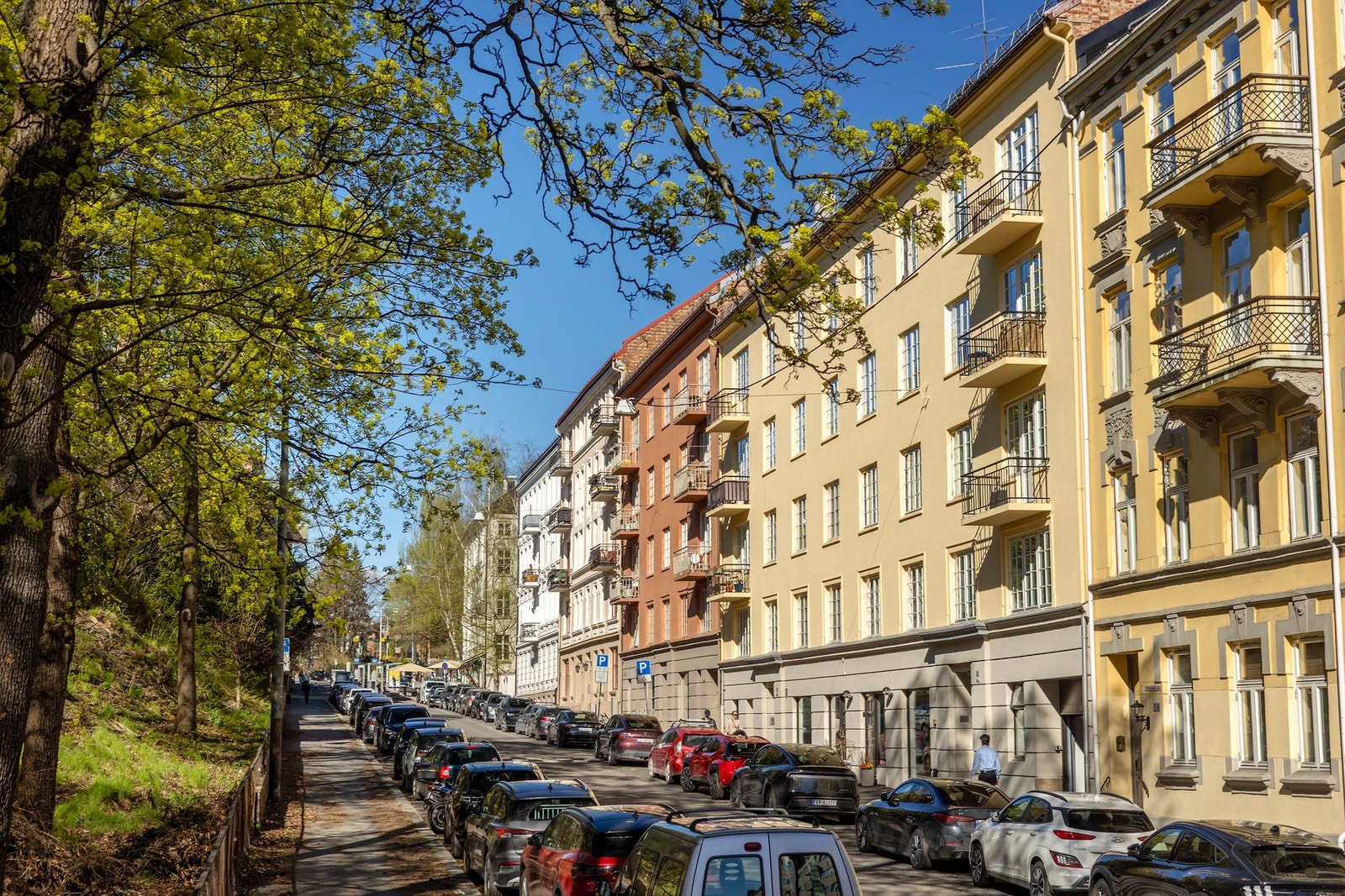 Boligen ligger i stille del av gaten på en høyde i et trivelig området som er ypperlig for den som vil bo nær grønne lunger Galleribilde