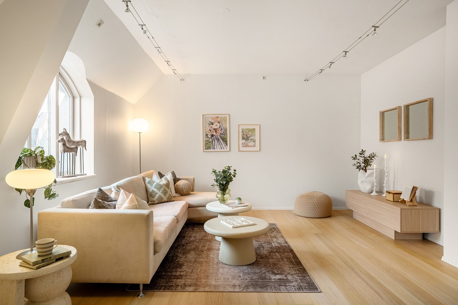Romslig stue med lekkert gulv og glatte overflater. Galleribilde