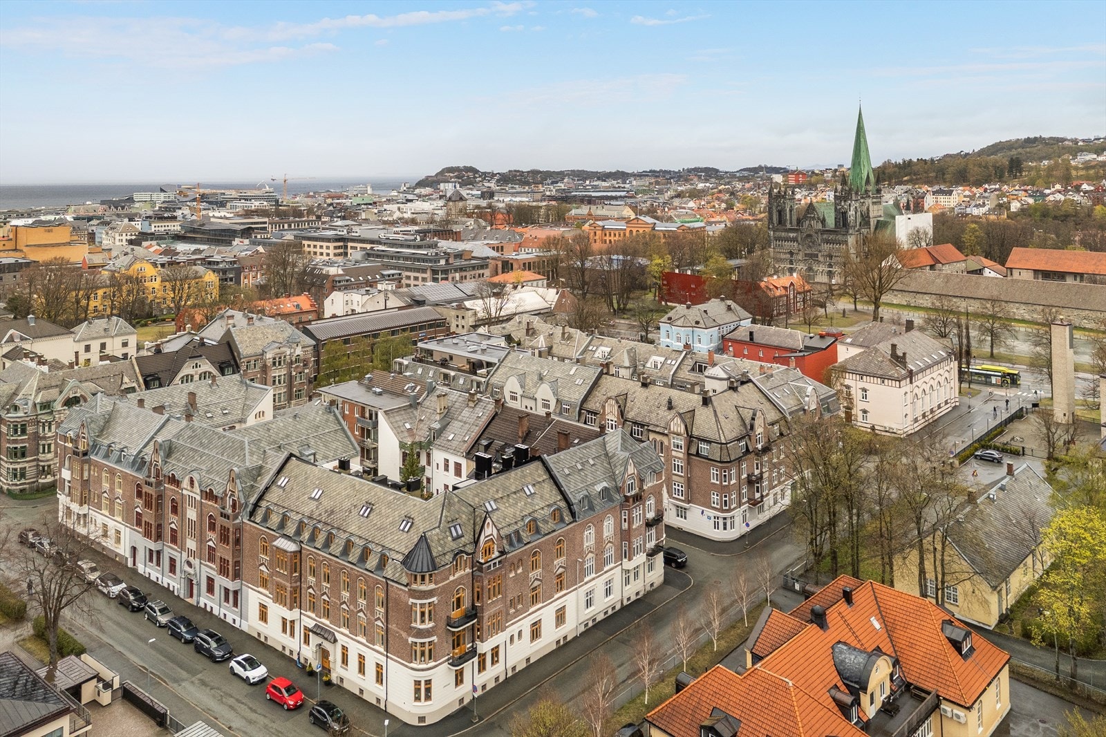 Navnet Kalvskinnet forekommer først i 1556, og skyldes sannsynligvis at området var verdsatt til ett kalveskinn i landskyld. Galleribilde