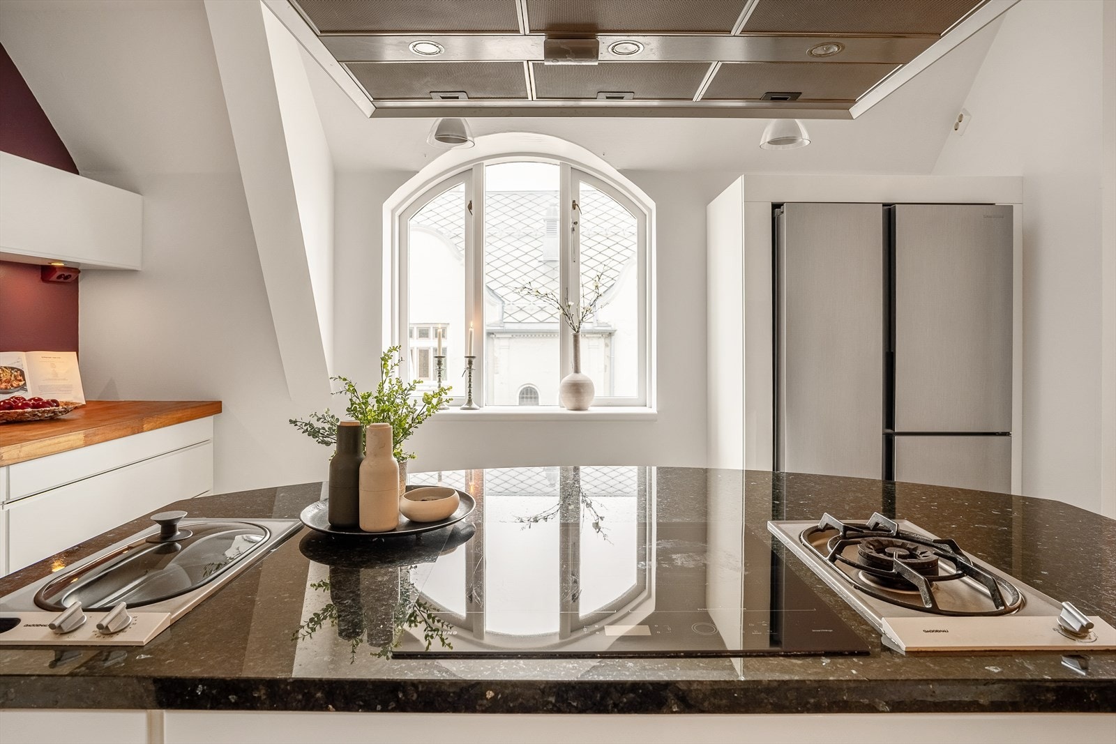 Stor kjøkkenøy med stein benkeplate. Galleribilde
