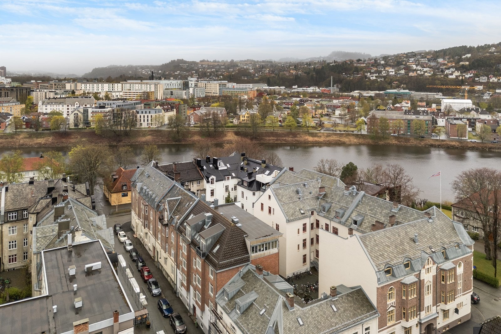 Den gamle bygården er bygget i jugendstil og satt opp i 1914 av E.C. Dahls Bryggerier. Galleribilde