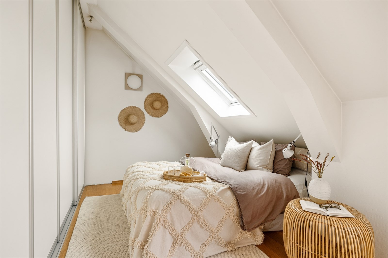 Skyvedørsgarderobe på soverom. Galleribilde