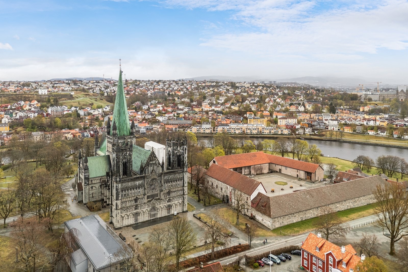 Nidarosdomen, offisielt Nidaros domkirke, i Trondheim er Norges mest sentrale kirke i kraft av å være Olav den helliges gravkirke. Galleribilde