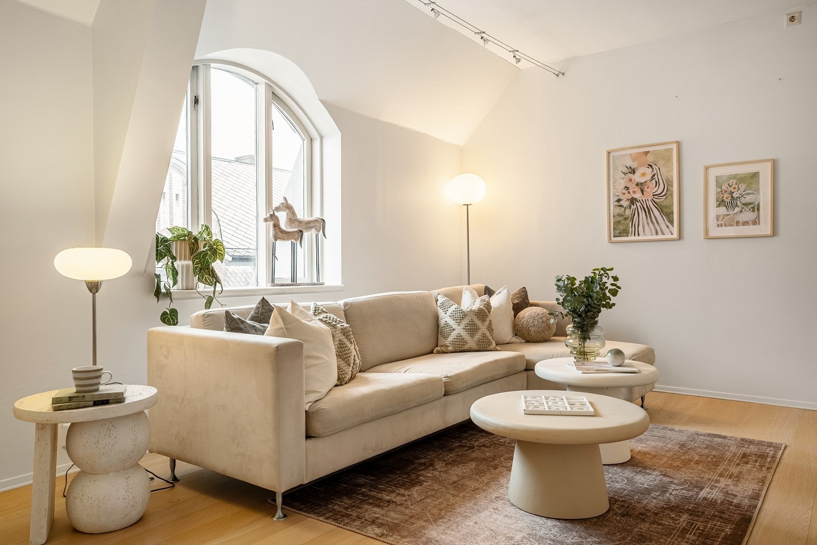 Store vindusflater og god takhøyde. Galleribilde