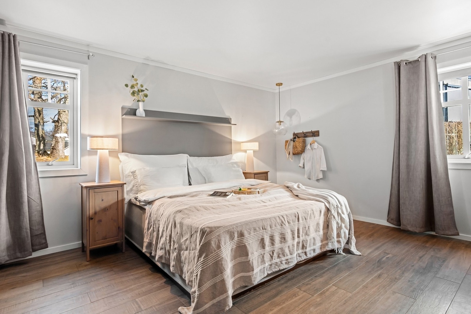 Boligen har tre soverom, hvorav ett ligger i 1. etasje og to ligger i 2. etasje. Galleribilde