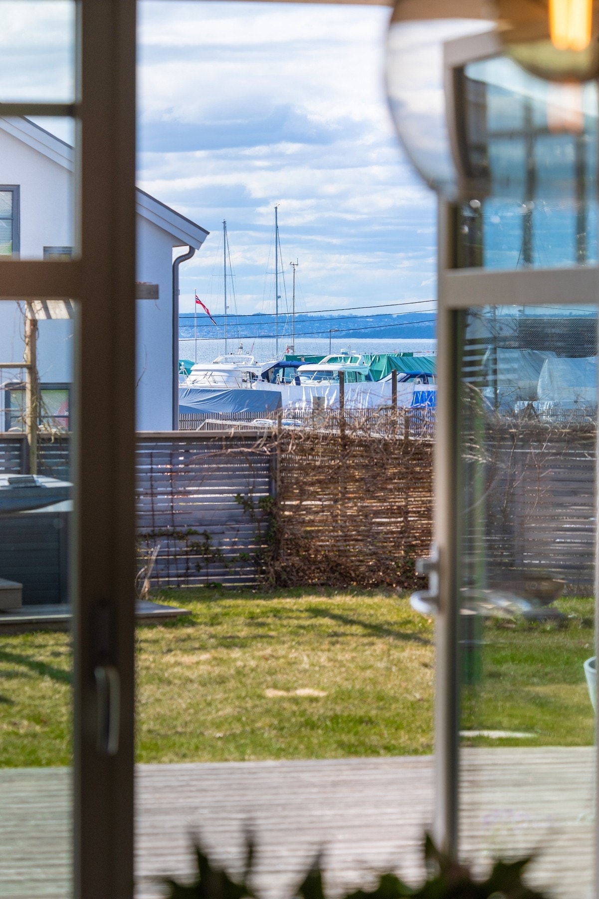 Utsikt mot fjorden. Galleribilde