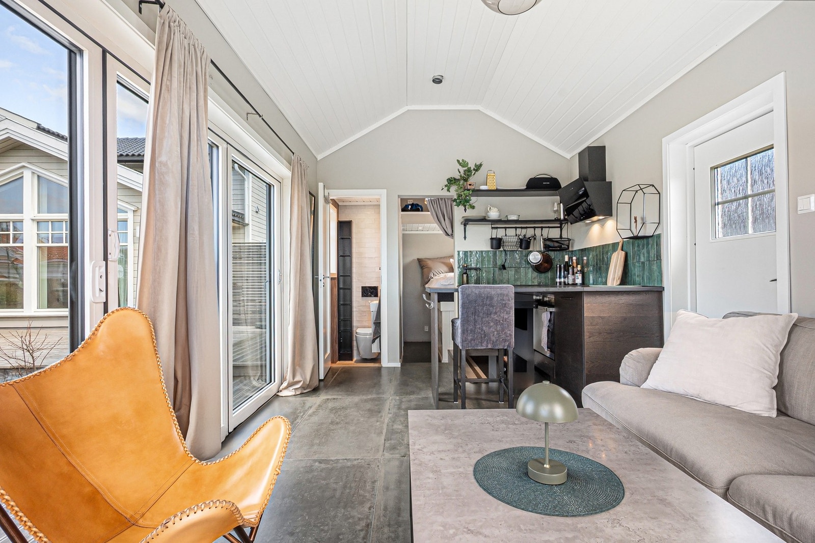 Sommerstuen er innredet med entré, stue med åpen kjøkkenløsning, bad/vaskerom og sovealkove. Galleribilde