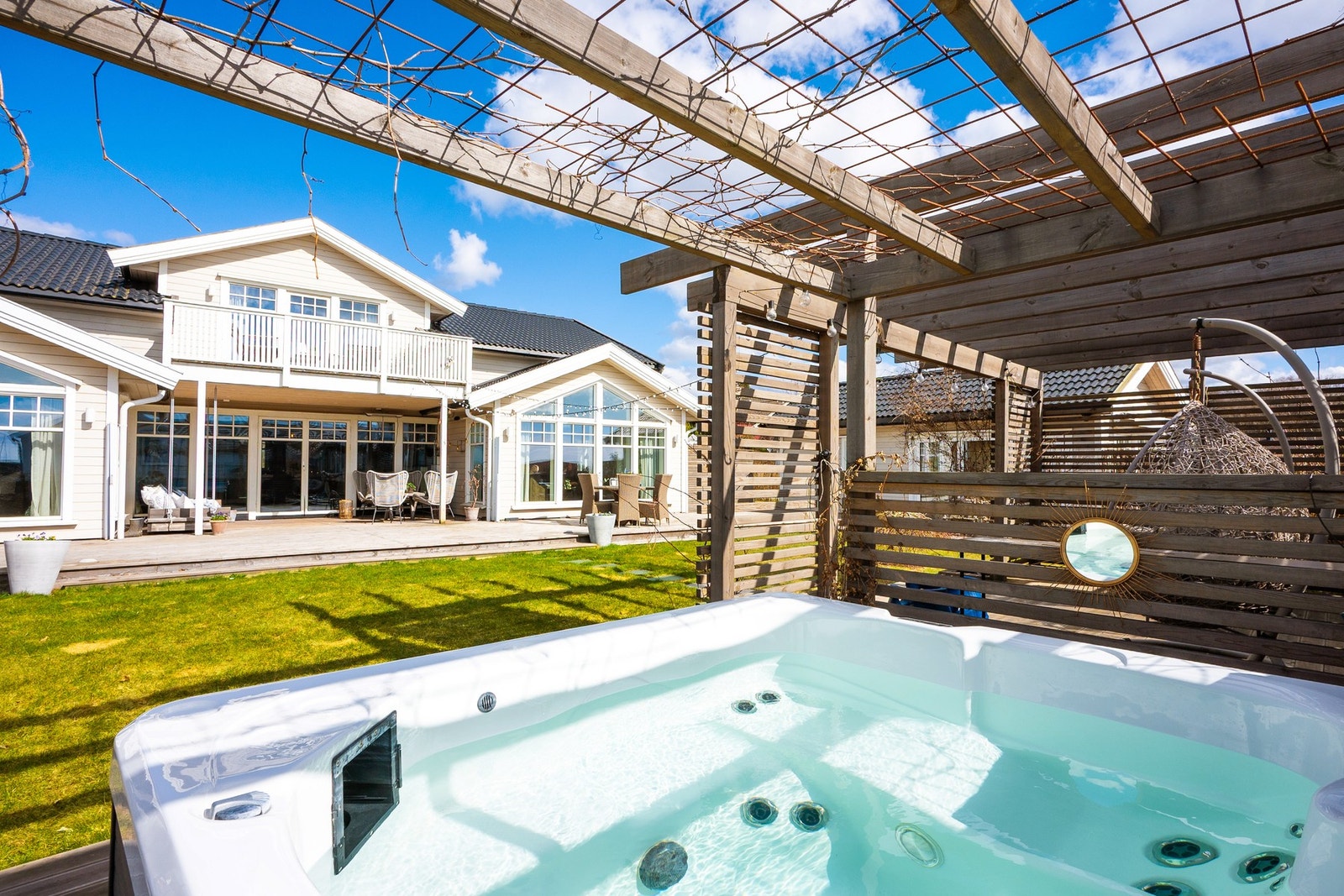 Som en ekstra kvalitet finner du jacuzzi, perfekt plassert for bruk gjennom hele året. Galleribilde