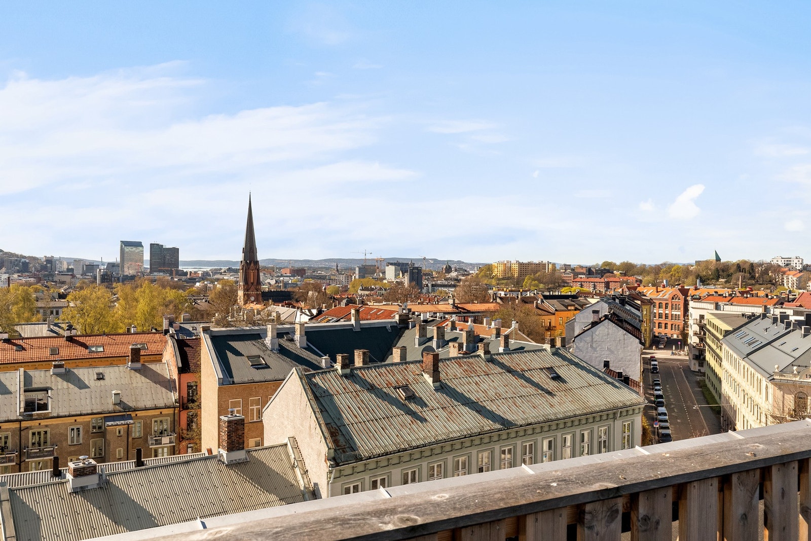 Her får du moderne fasiliteter som trappefri adkomst med heis til alle plan, direkte tilgang til felles takterrasse. Galleribilde