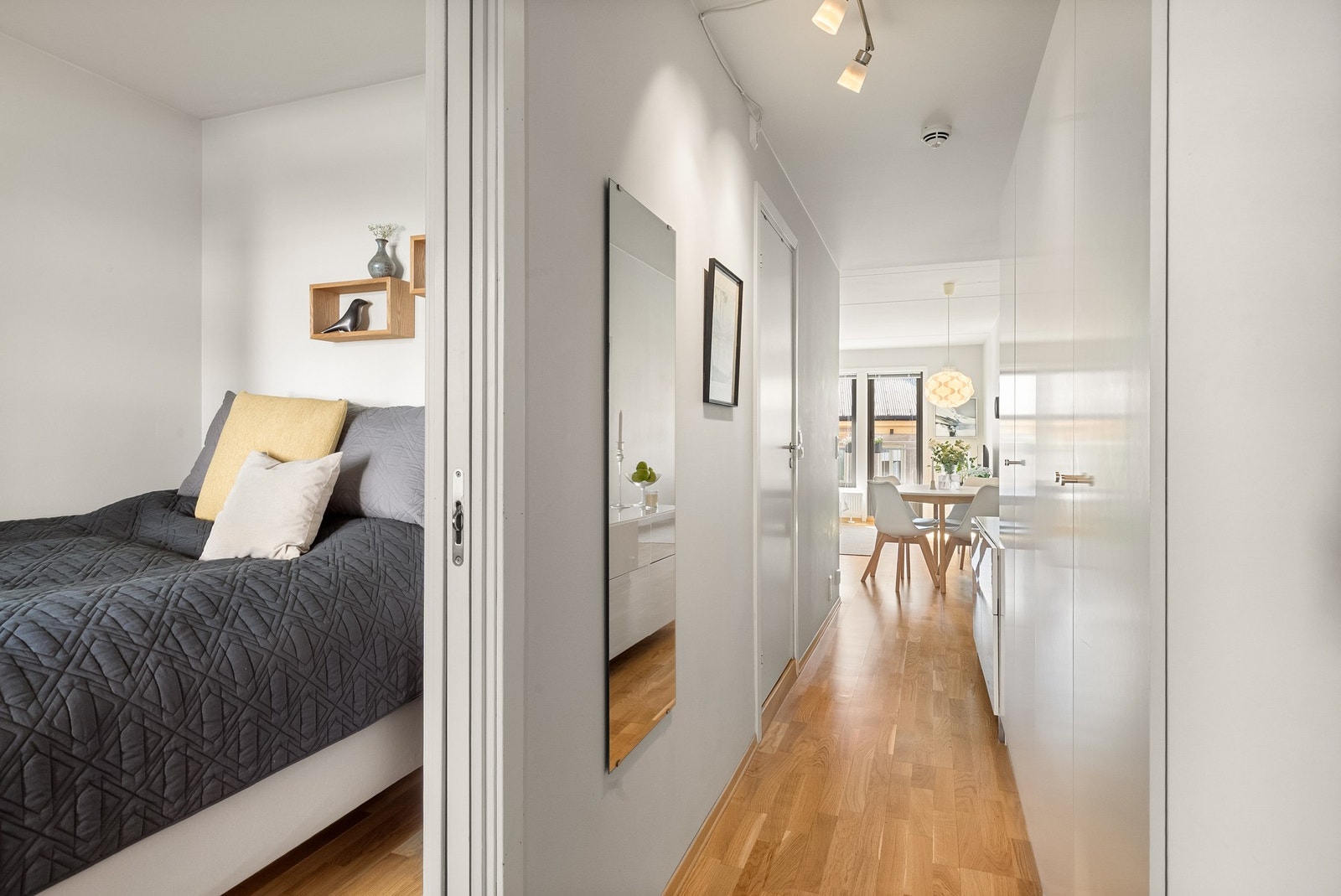 Leiligheten ligger høyt og luftig i byggets 2. etasje (3. etasje ut mot gateplan) med masse naturlig lys og trappefri adkomst med heis til alle plan! Galleribilde