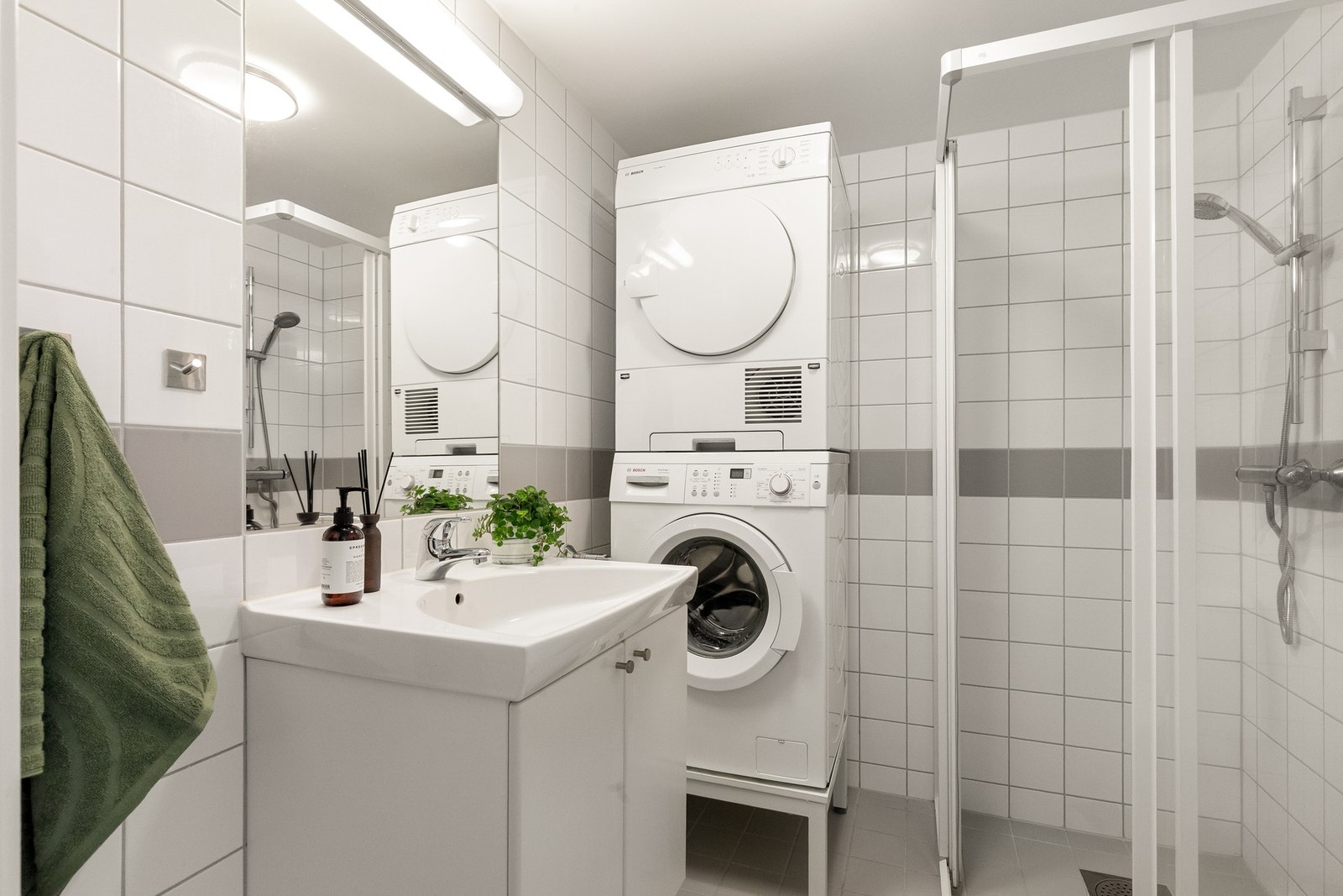 Baderommet har termostatstyrte varme i gulv, samt opplegg for vaskemaskin og tørketrommel. Galleribilde